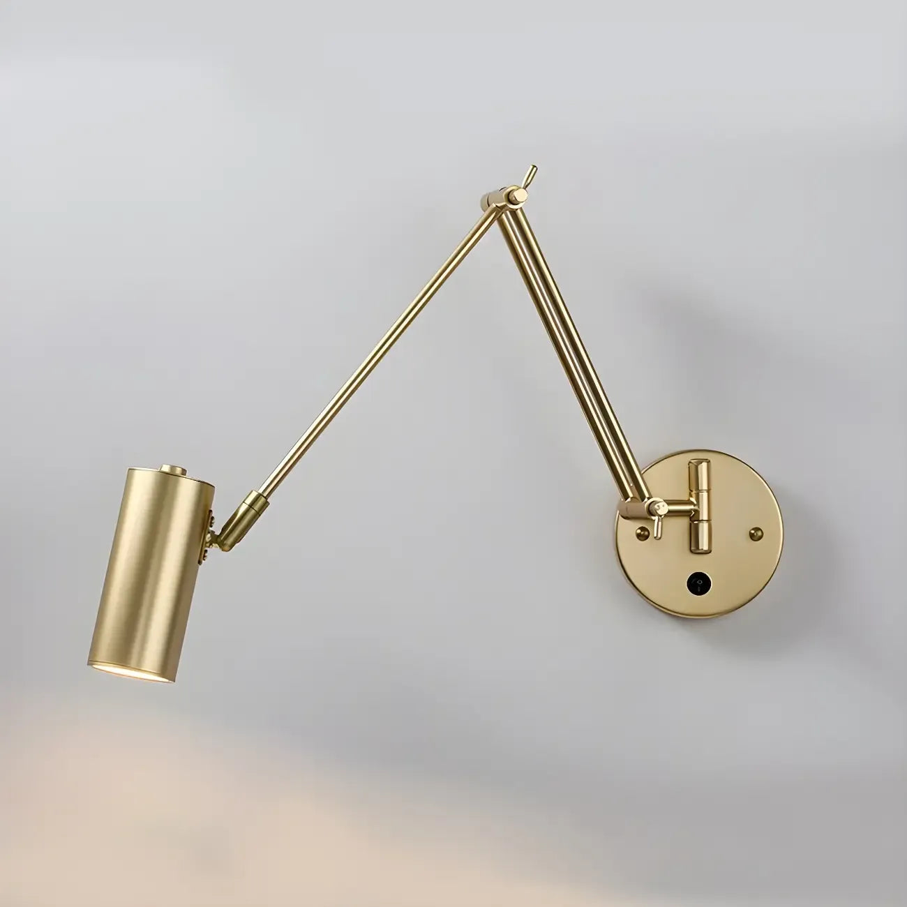 Applique murale élégante et profilée en métal à bras articulé