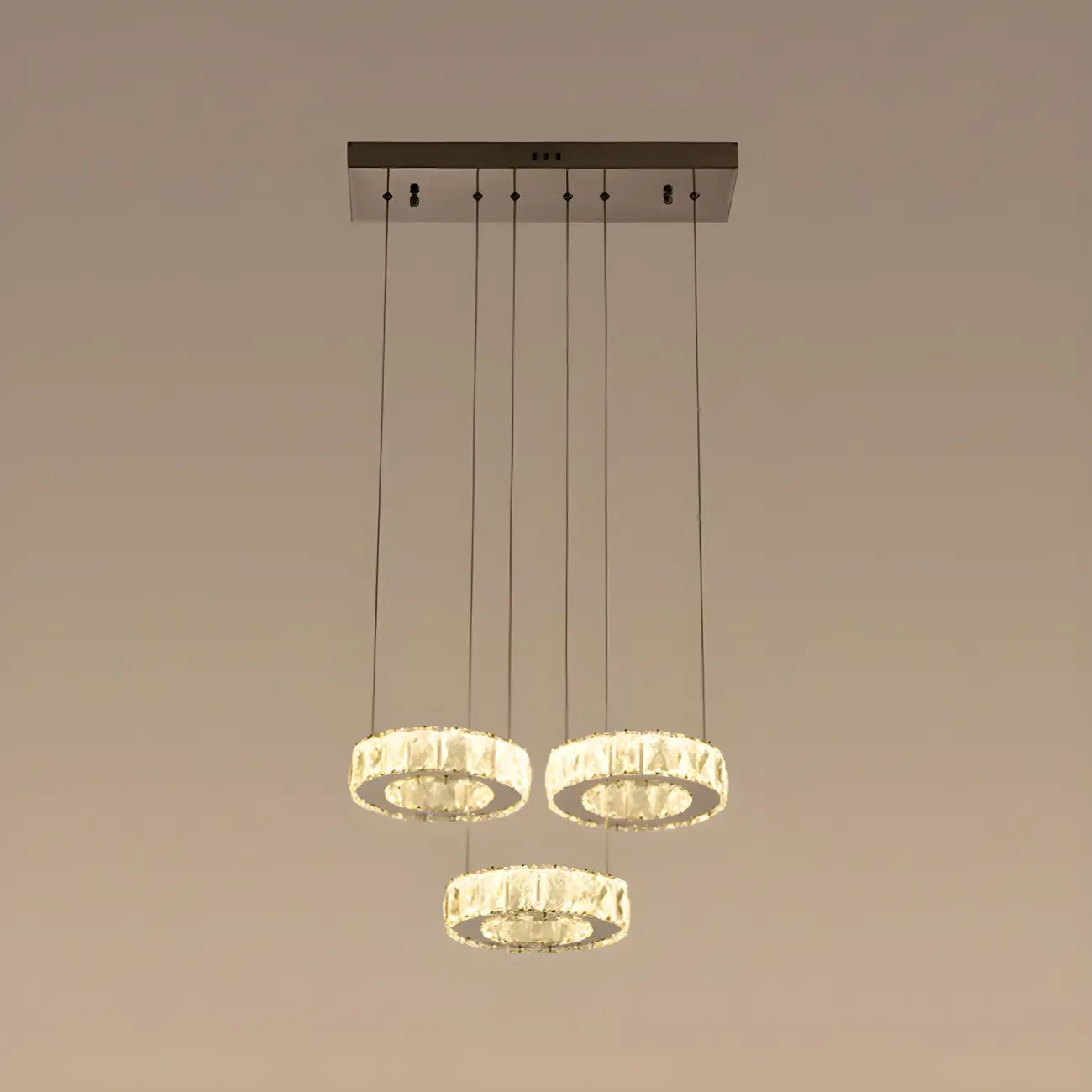 Suspension élégante en cristal avec LED et télécommande pour cuisine.