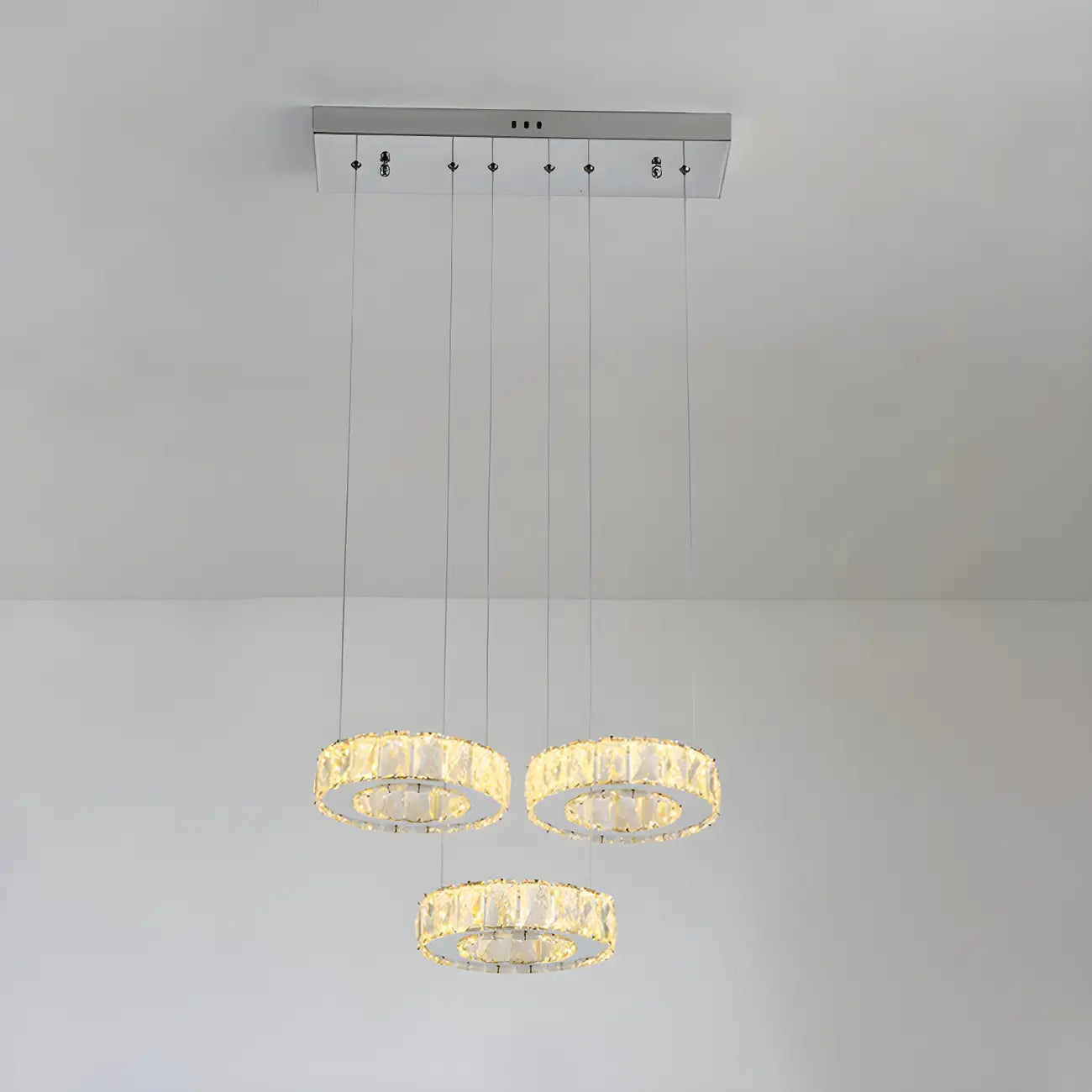 Suspension élégante en cristal avec LED et télécommande pour cuisine.