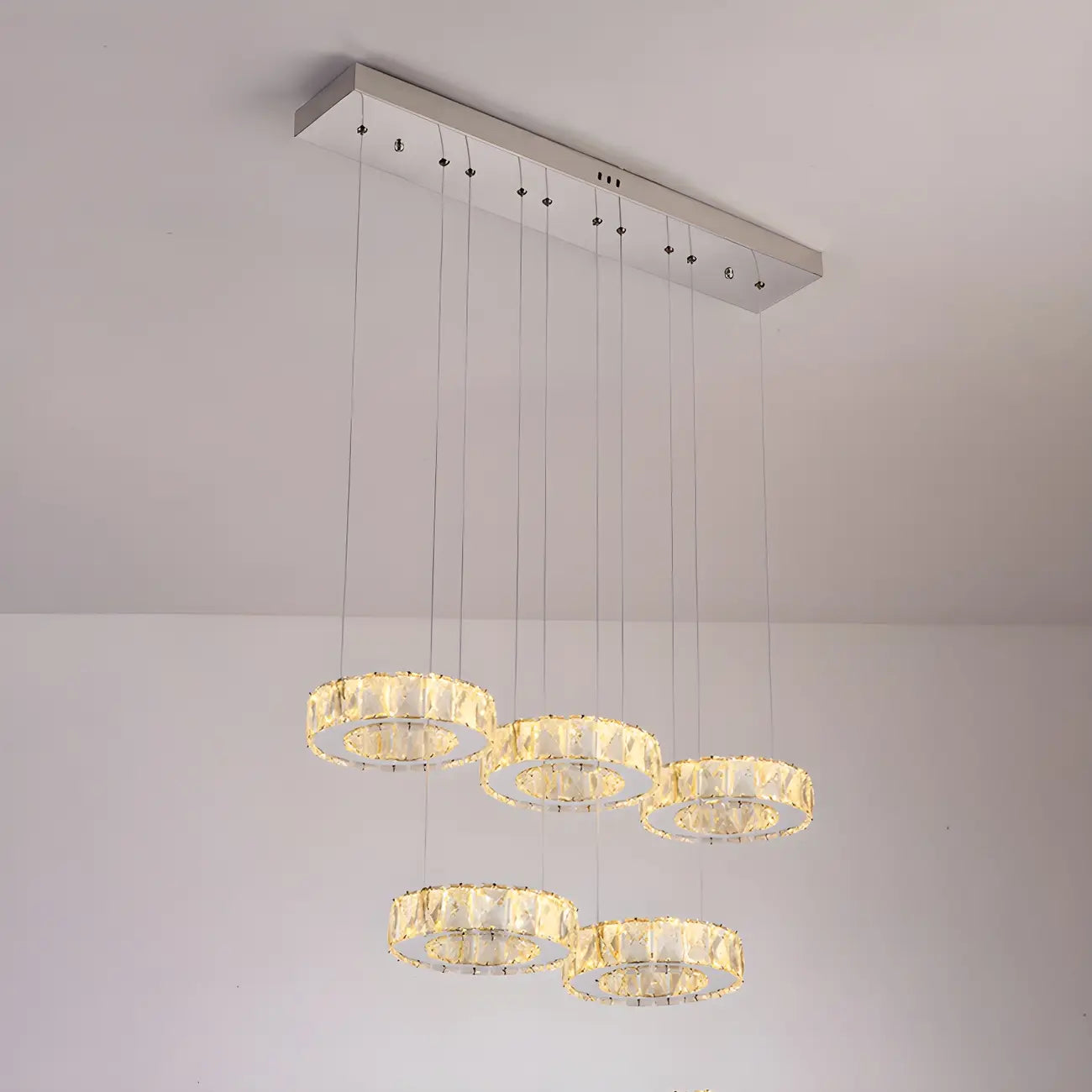 Suspension élégante en cristal avec LED et télécommande pour cuisine.