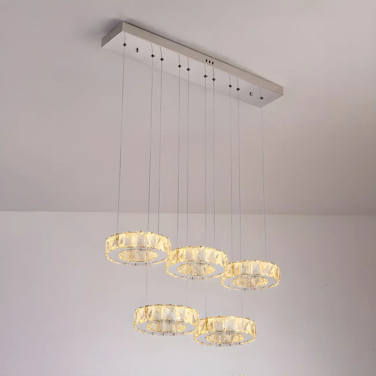 Suspension élégante en cristal avec LED et télécommande pour cuisine.