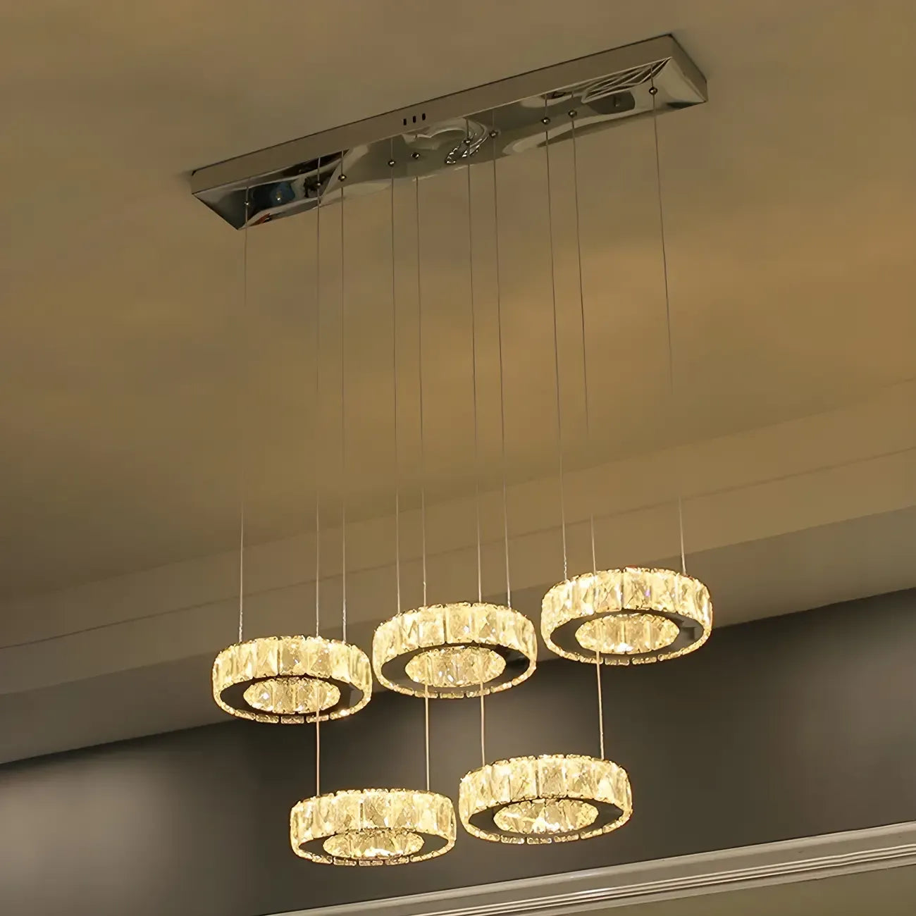 Suspension élégante en cristal avec LED et télécommande pour cuisine.