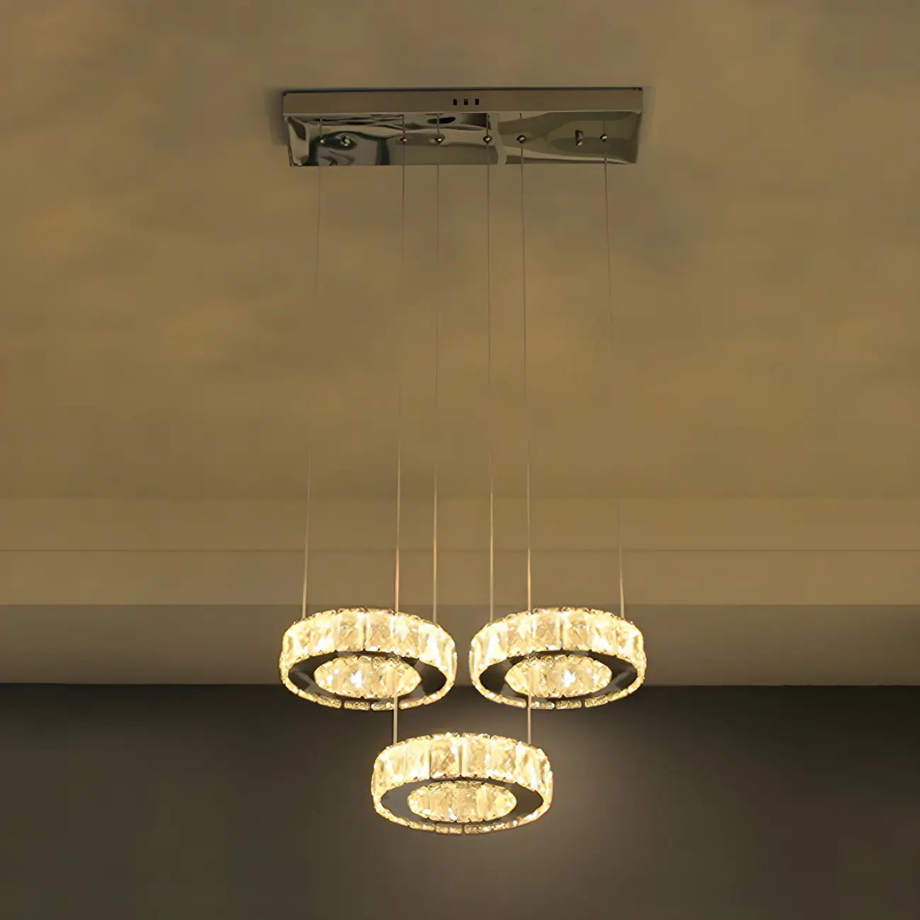 Suspension élégante en cristal avec LED et télécommande pour cuisine.