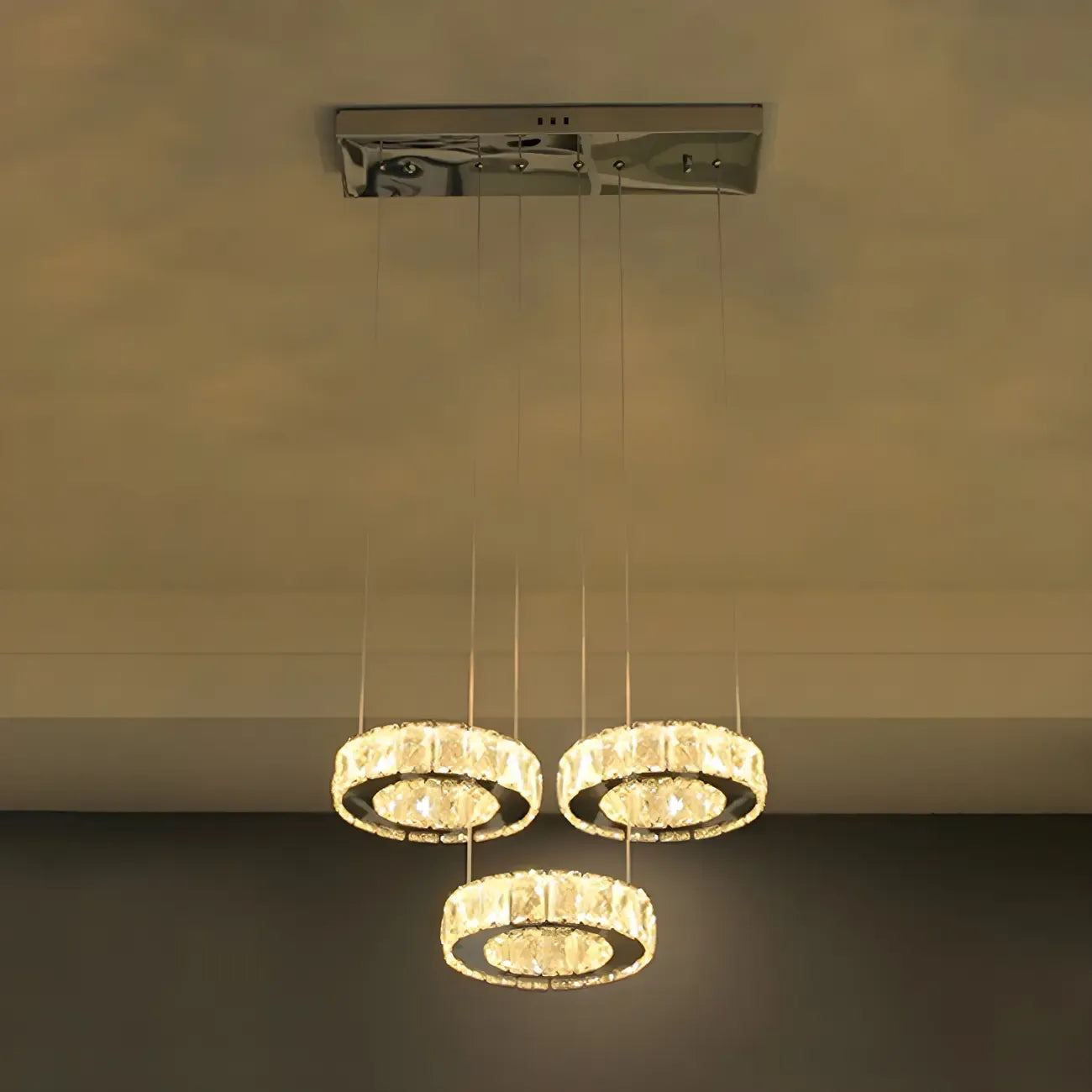 Suspension élégante en cristal avec LED et télécommande pour cuisine.