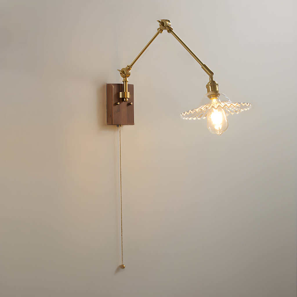 Applique murale vintage dorée à bras articulé avec interrupteur à chaînette