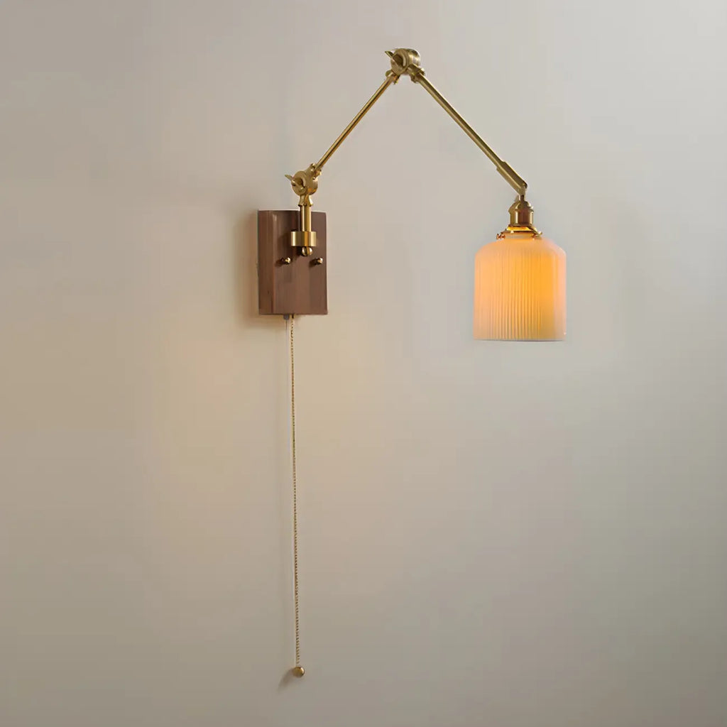 Applique murale vintage dorée à bras articulé avec interrupteur à chaînette