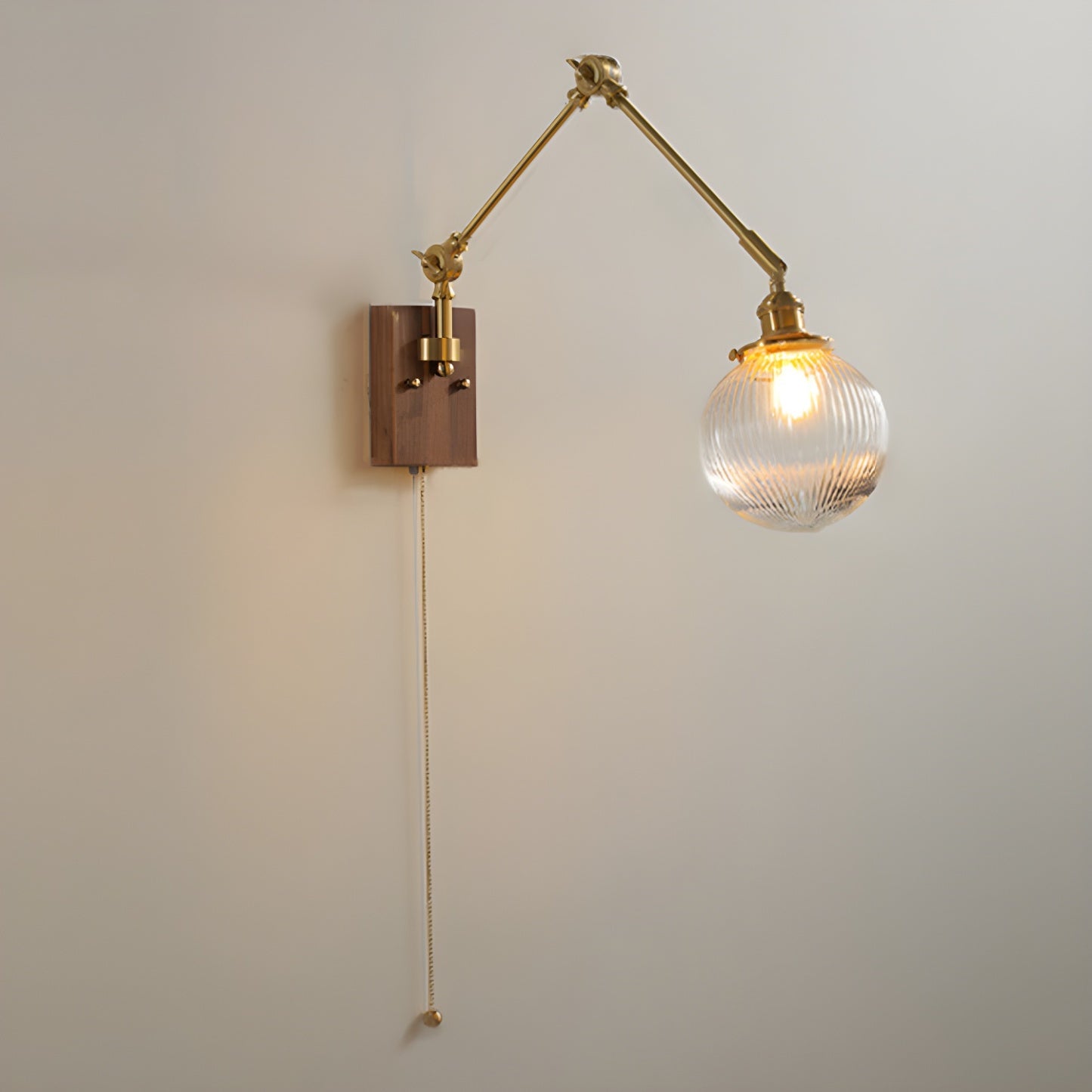 Applique murale vintage dorée à bras articulé avec interrupteur à chaînette