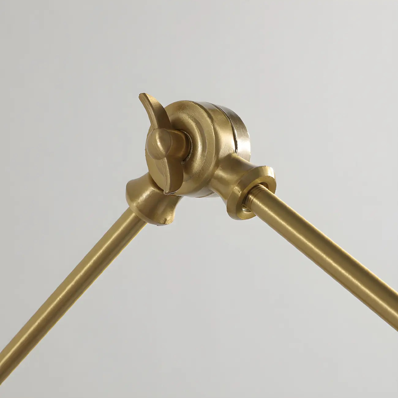 Applique murale vintage dorée à bras articulé avec interrupteur à chaînette