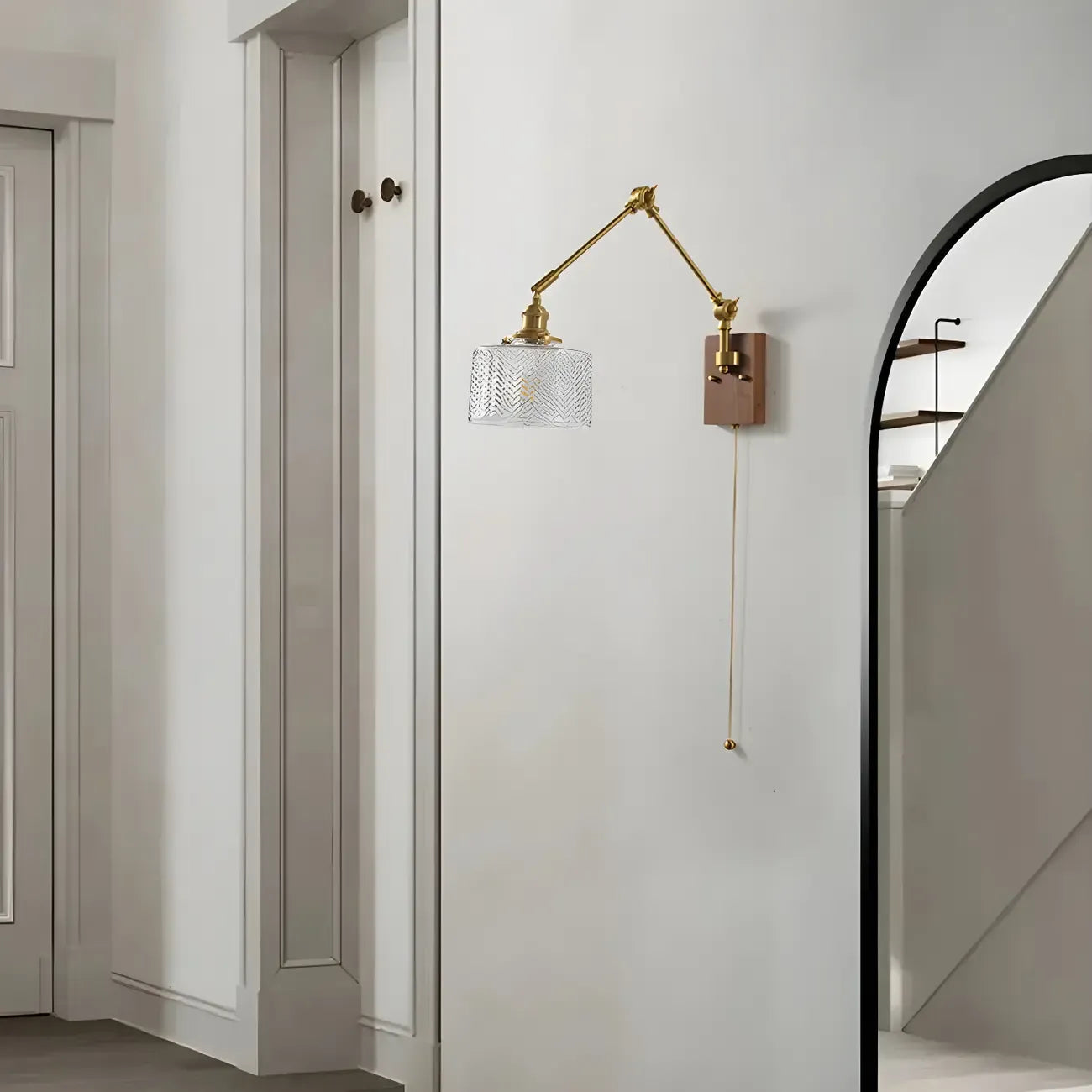 Applique murale vintage dorée à bras articulé avec interrupteur à chaînette