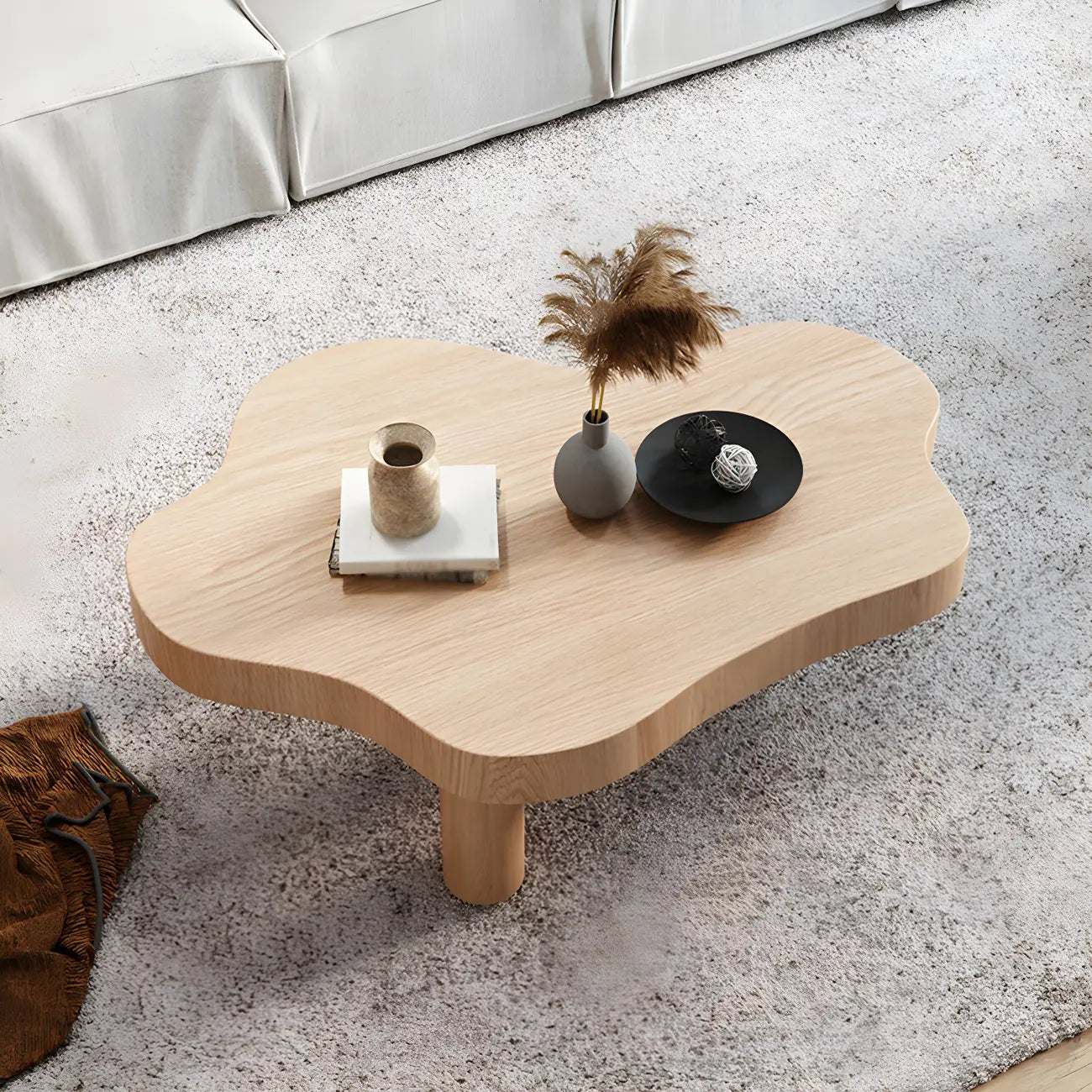 Table basse en pin naturel en forme de nuage avec 3 pieds