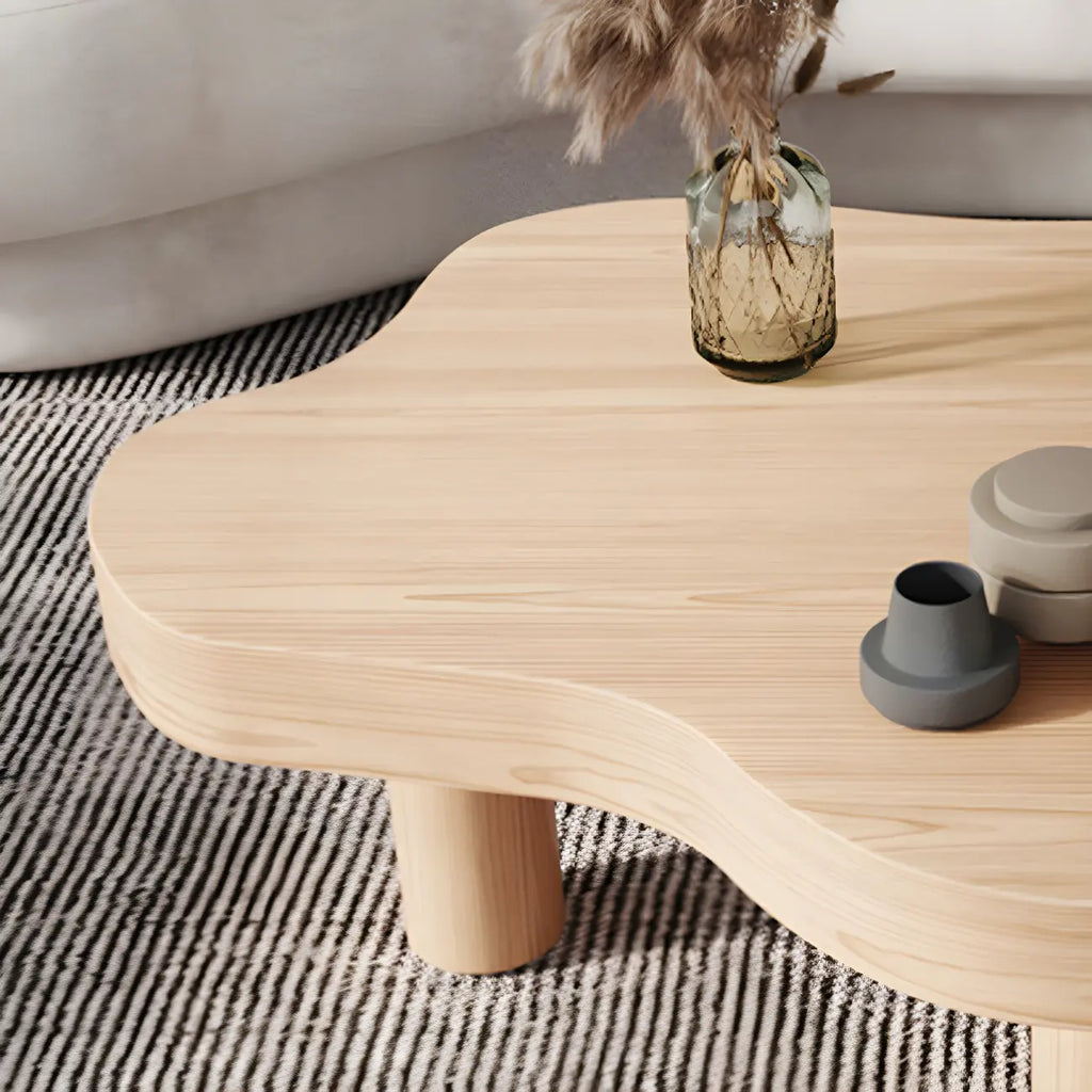Table basse en pin naturel en forme de nuage avec 3 pieds