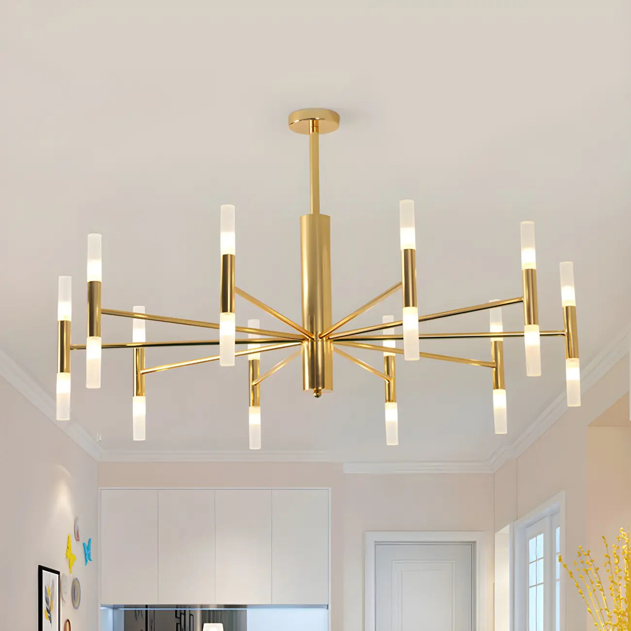 Lustre élégant à plusieurs lumières avec abat-jour en verre tubulaire.