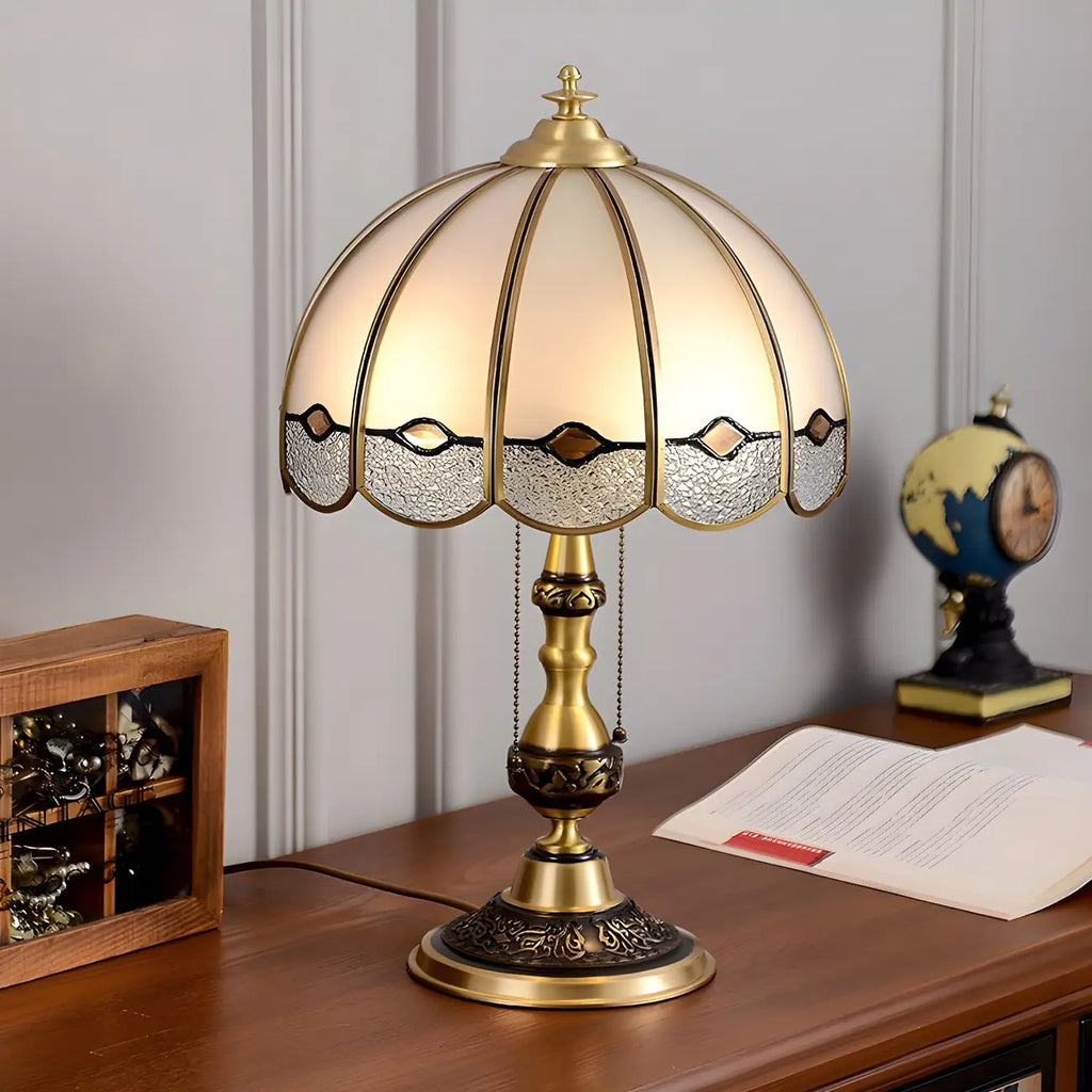 Lampe de table Nordic Dome en verre dépoli avec base en laiton