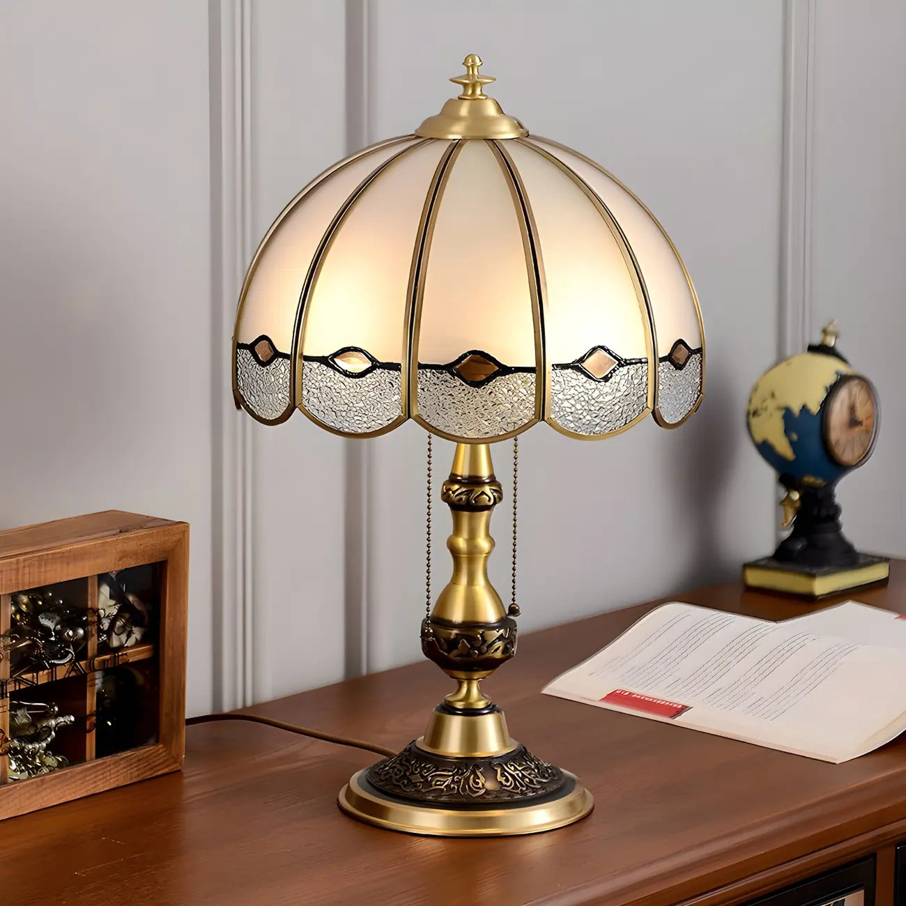 Lampe de table Nordic Dome en verre dépoli avec base en laiton