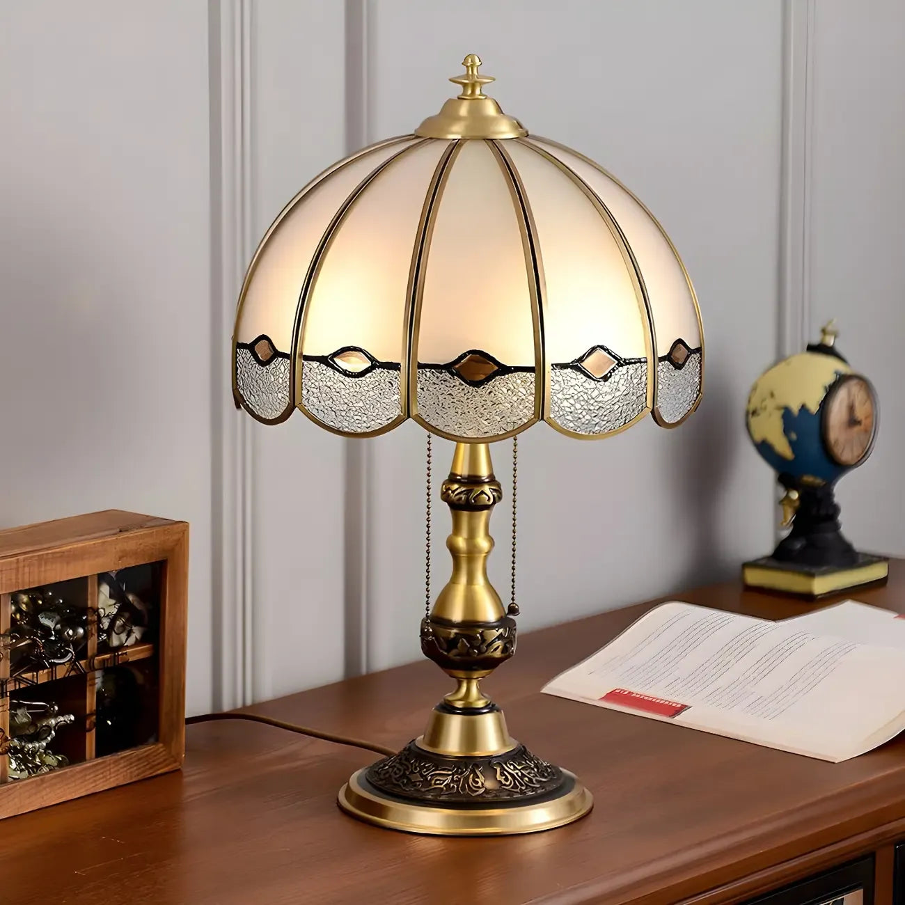Lampe de table Nordic Dome en verre dépoli avec base en laiton