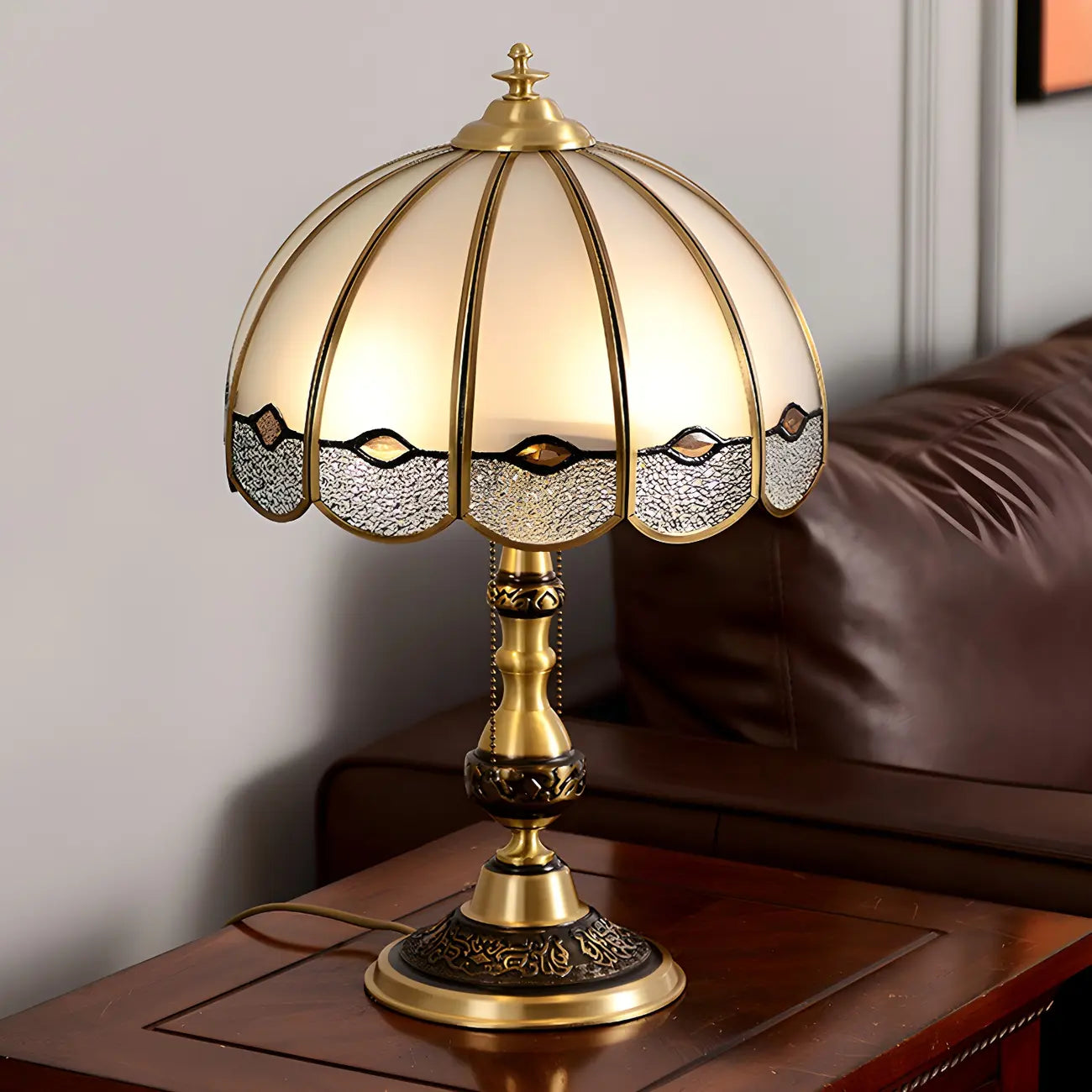 Lampe de table Nordic Dome en verre dépoli avec base en laiton