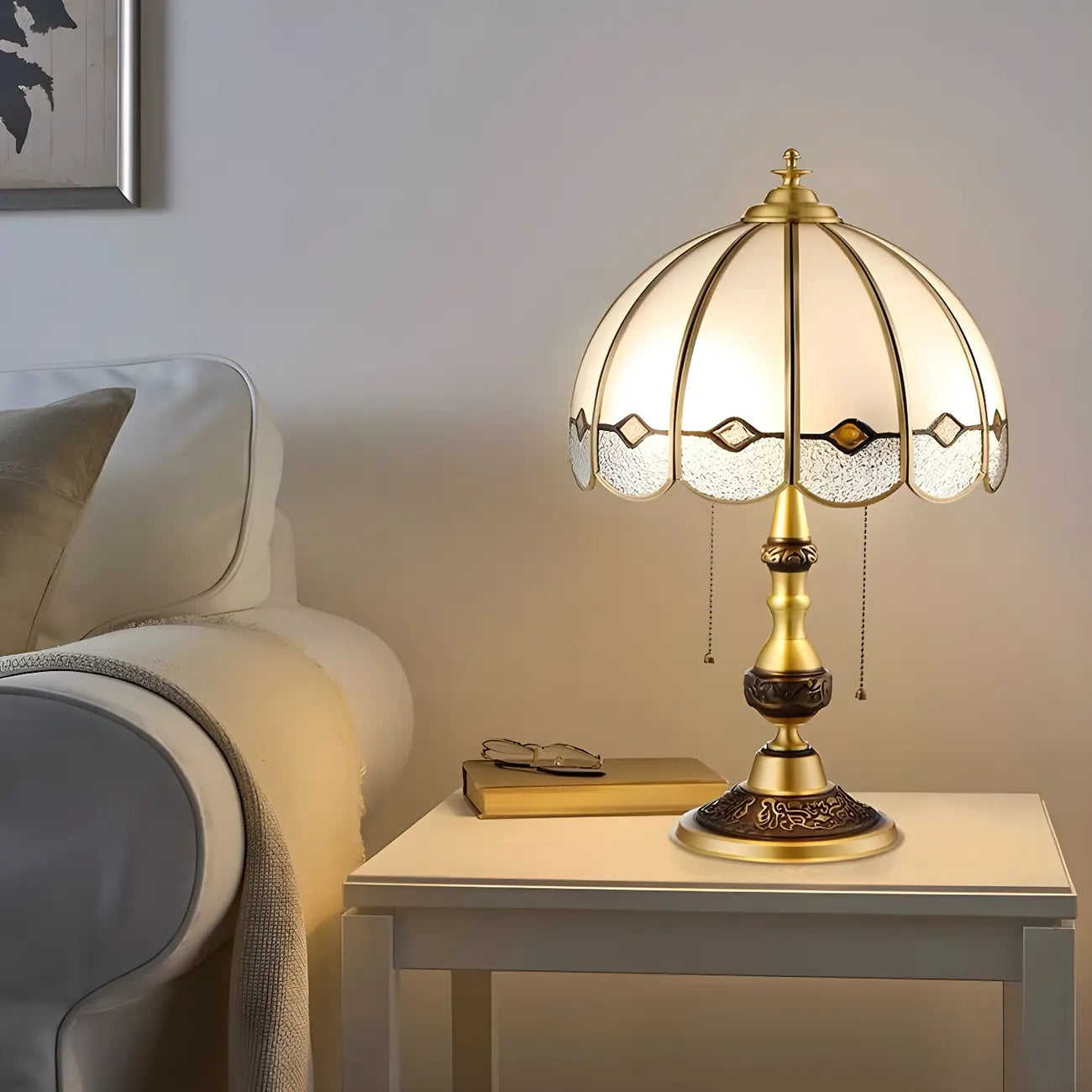 Lampe de table Nordic Dome en verre dépoli avec base en laiton