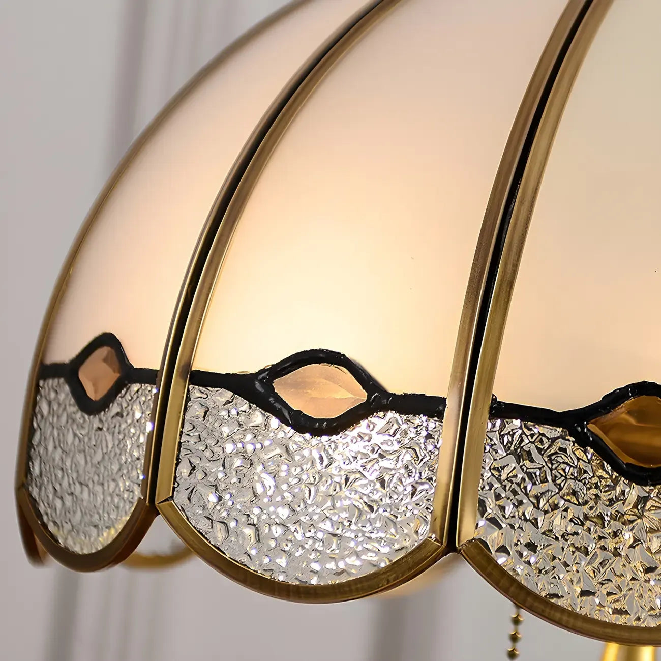 Lampe de table Nordic Dome en verre dépoli avec base en laiton