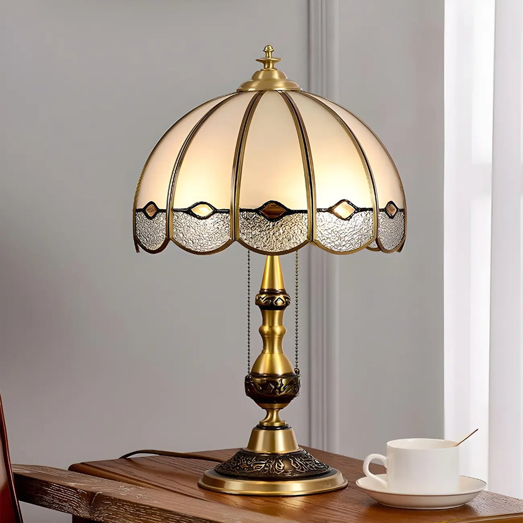 Lampe de table Nordic Dome en verre dépoli avec base en laiton