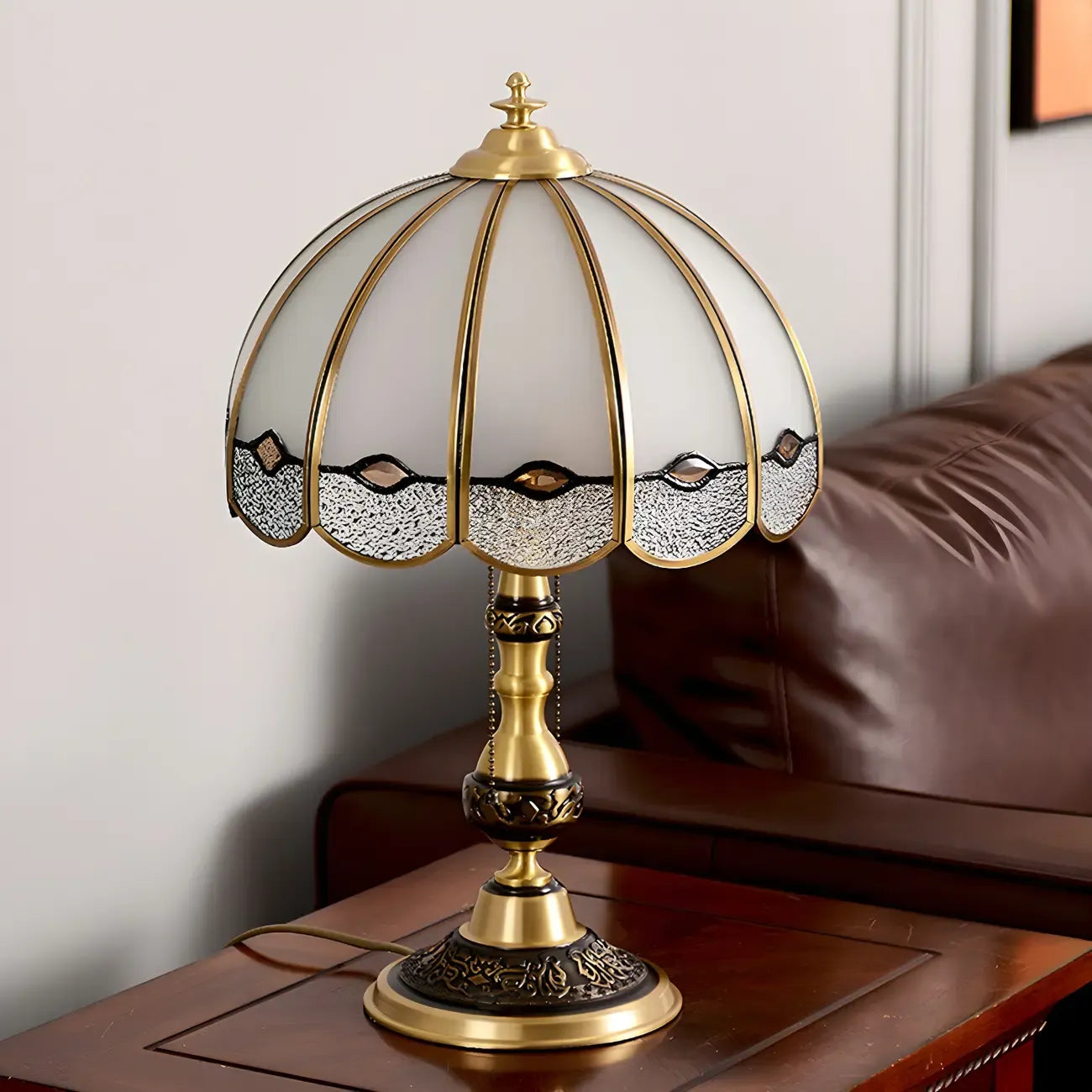 Lampe de table Nordic Dome en verre dépoli avec base en laiton