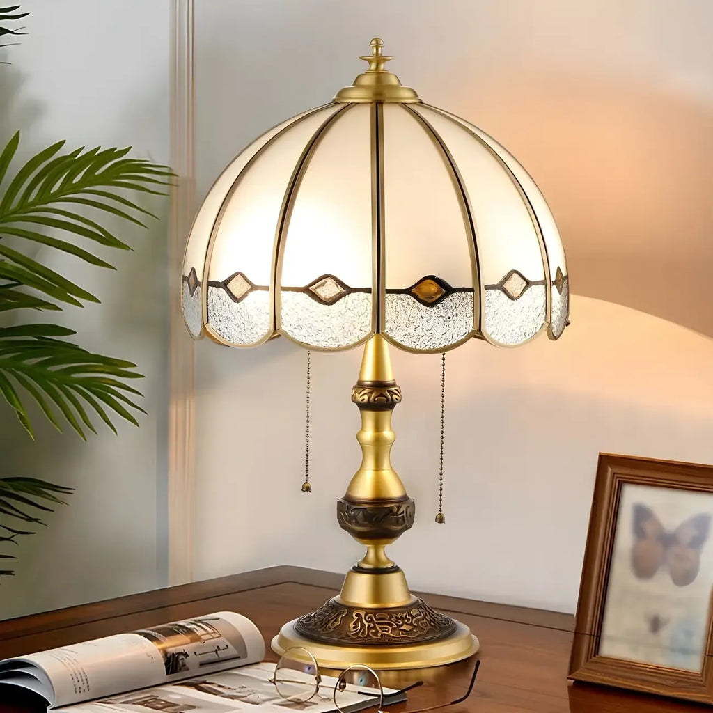 Lampe de table Nordic Dome en verre dépoli avec base en laiton