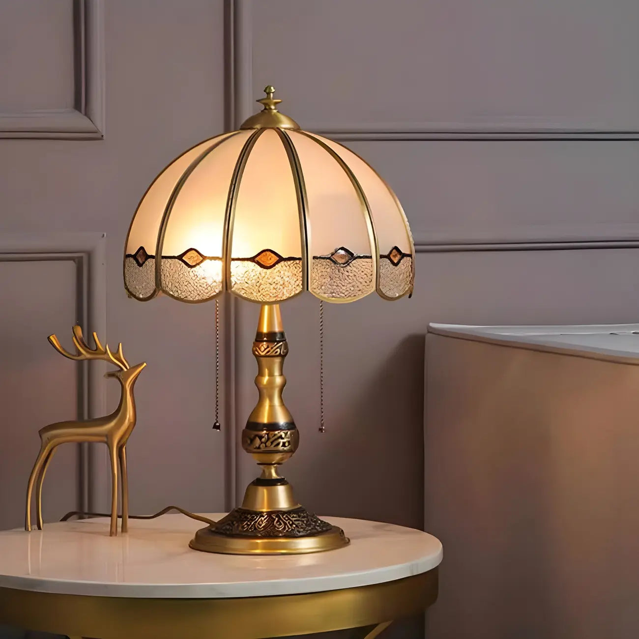 Lampe de table Nordic Dome en verre dépoli avec base en laiton