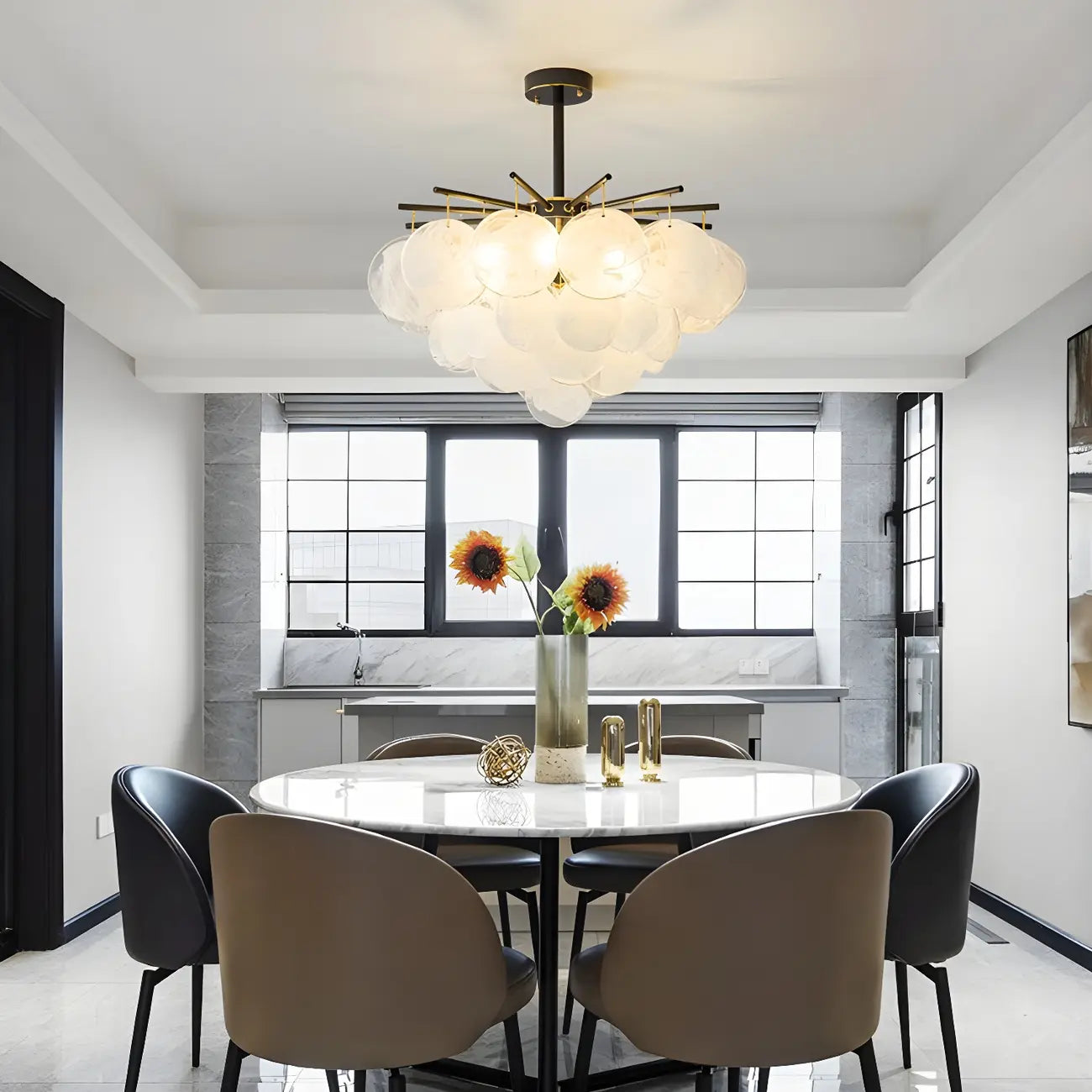 Lustre moderne en métal et verre à ambiance tamisée