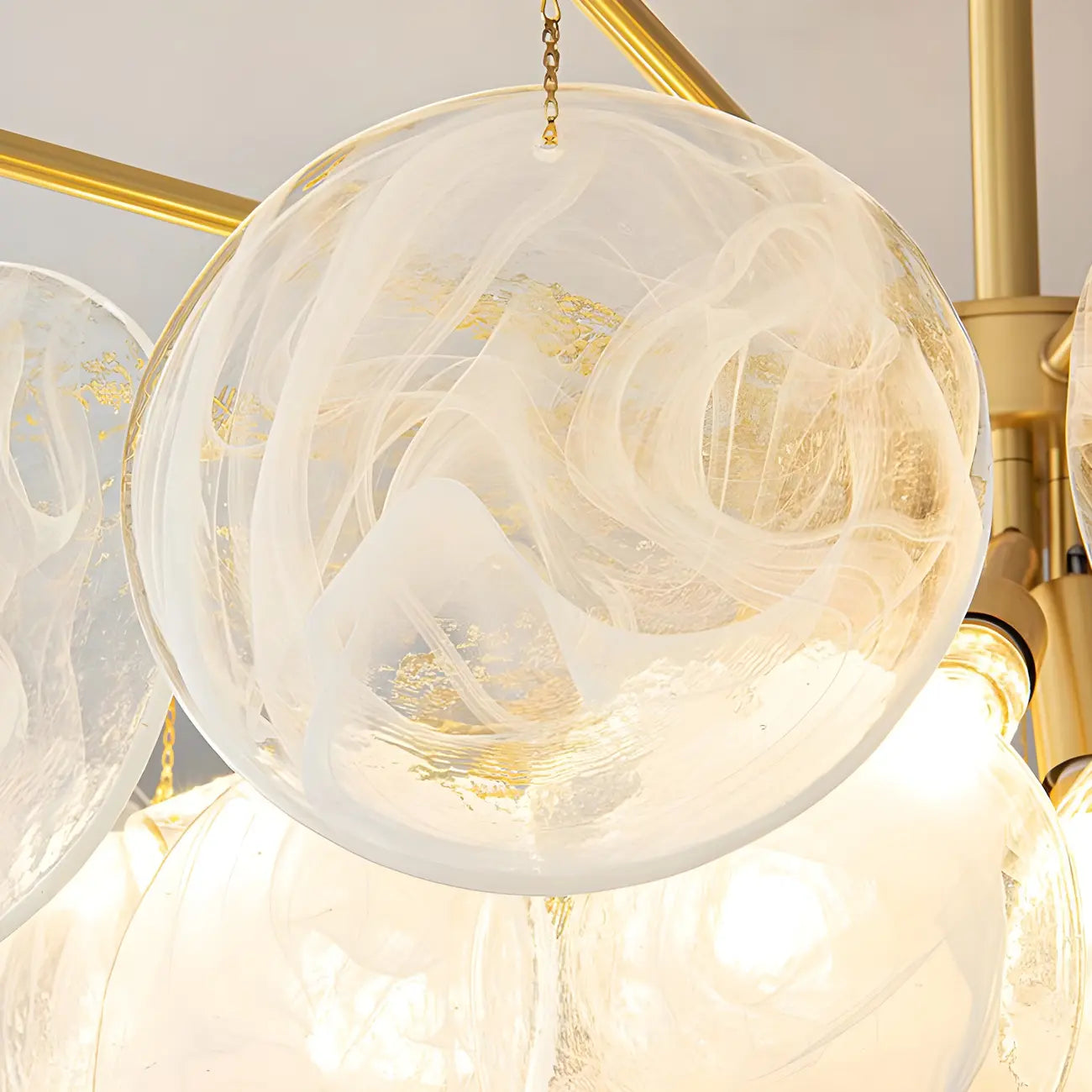 Lustre moderne en métal et verre à ambiance tamisée