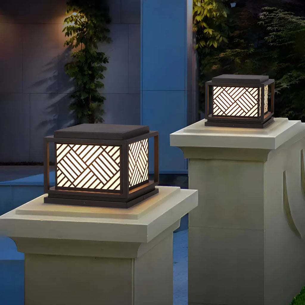 Lampe de poteau en métal cubique avec abat-jour à motif géométrique