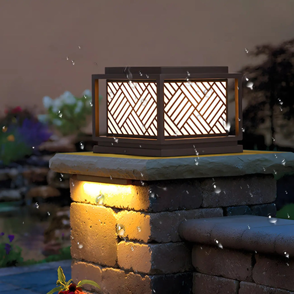 Lampe de poteau en métal cubique avec abat-jour à motif géométrique