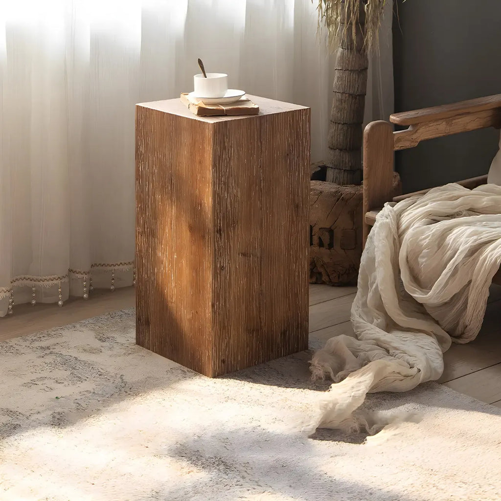 Table d'appoint élégante en bois géométrique