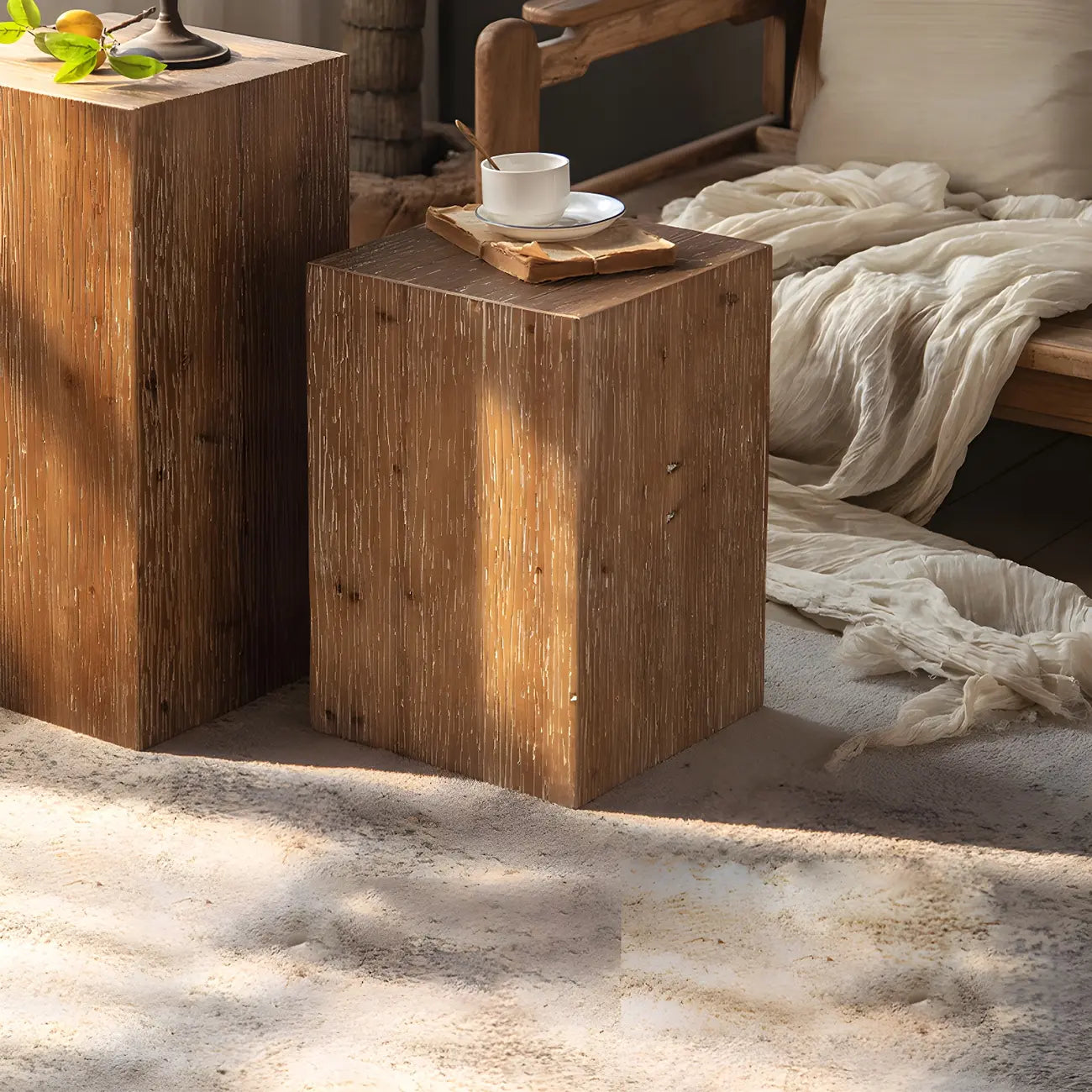 Table d'appoint élégante en bois géométrique