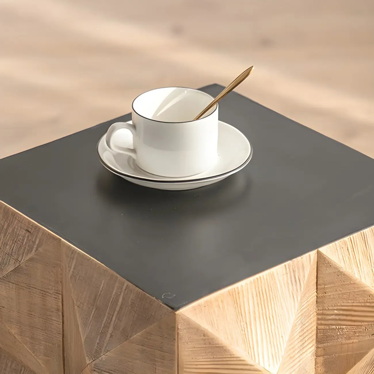 Table d'appoint élégante en bois géométrique