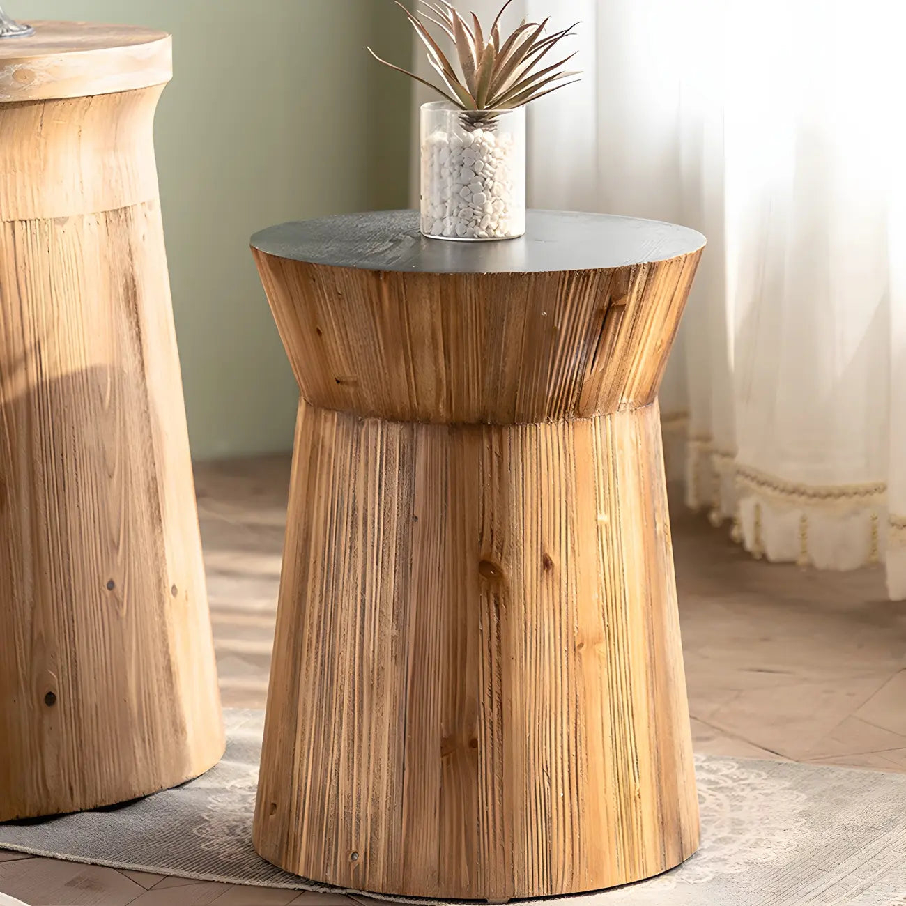 Table d'appoint élégante en bois géométrique