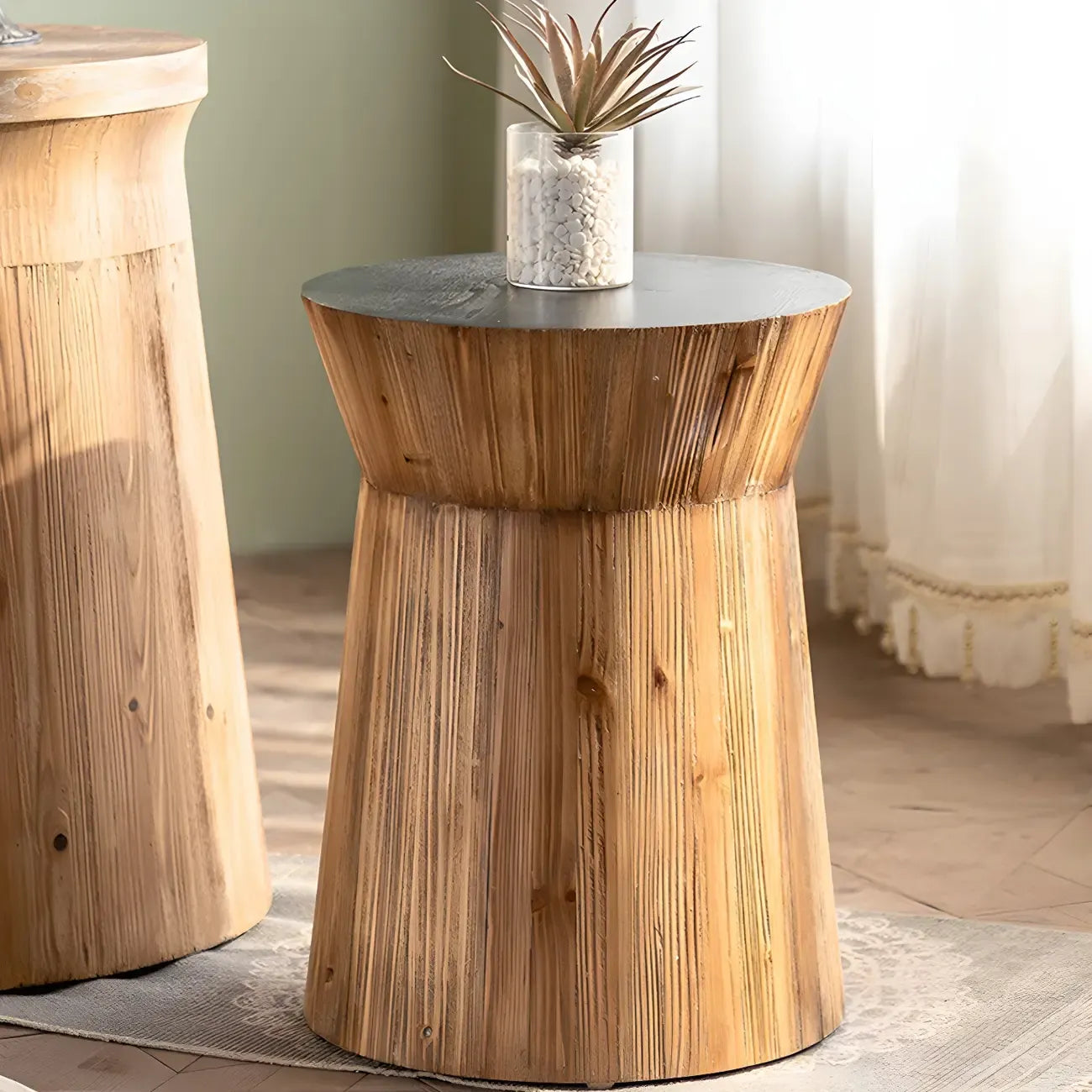 Table d'appoint élégante en bois géométrique