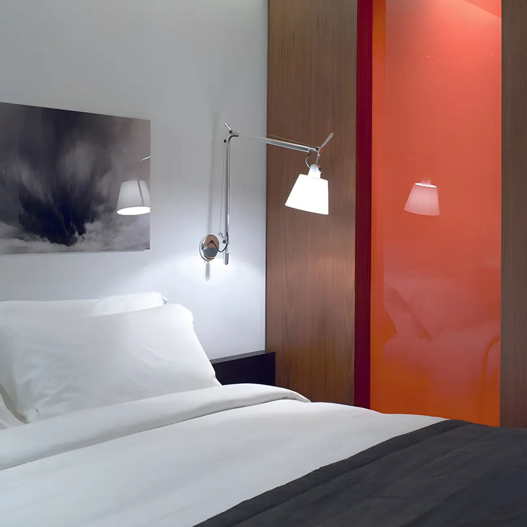 Applique murale argentée à bras articulé avec abat-jour en tissu simple