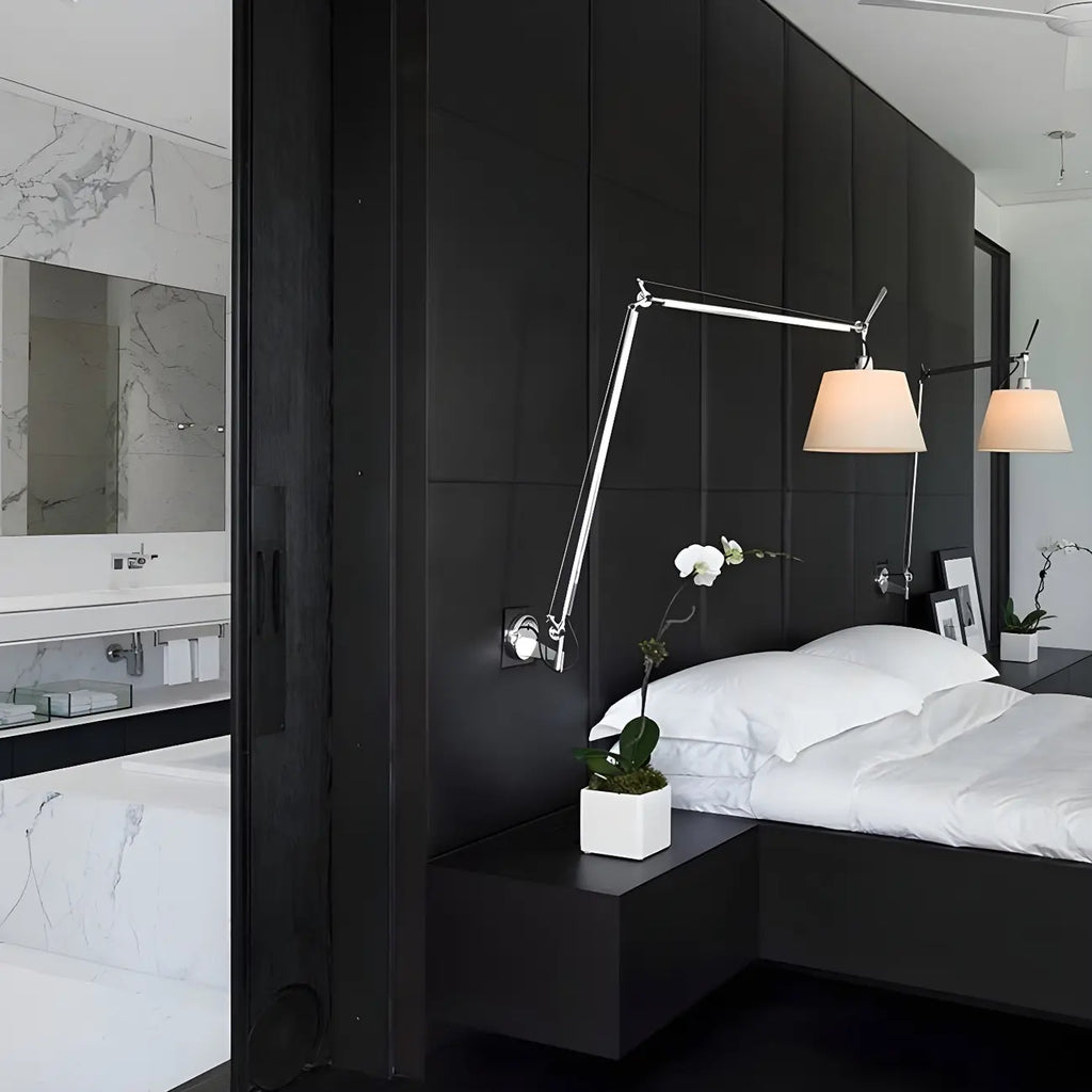 Applique murale argentée à bras articulé avec abat-jour en tissu simple