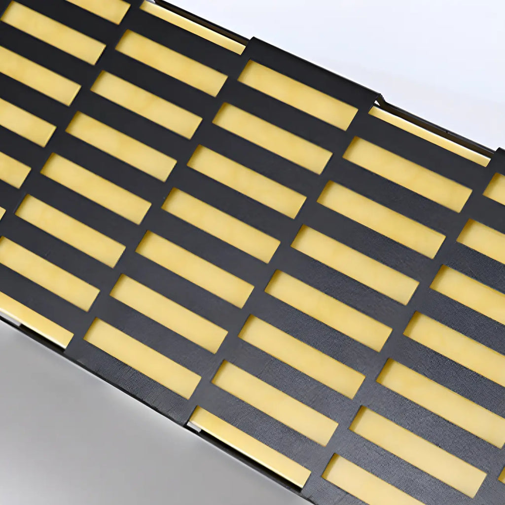 Culot de lampe rectangulaire à grille métallique noire et éclairage chaud