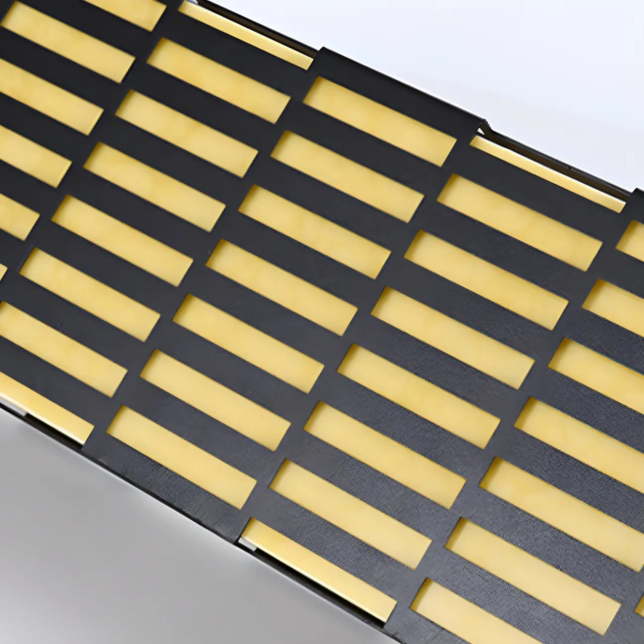 Culot de lampe rectangulaire à grille métallique noire et éclairage chaud