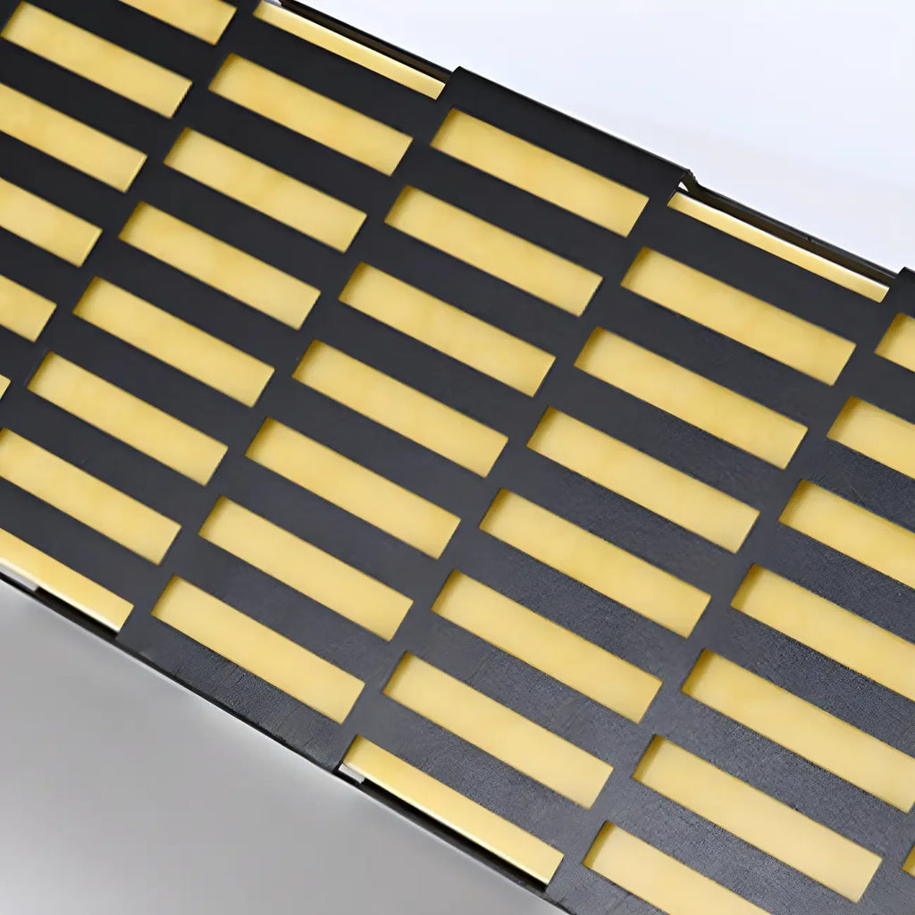 Culot de lampe rectangulaire à grille métallique noire et éclairage chaud