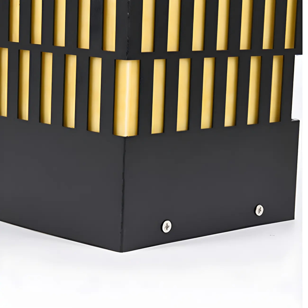 Culot de lampe rectangulaire à grille métallique noire et éclairage chaud