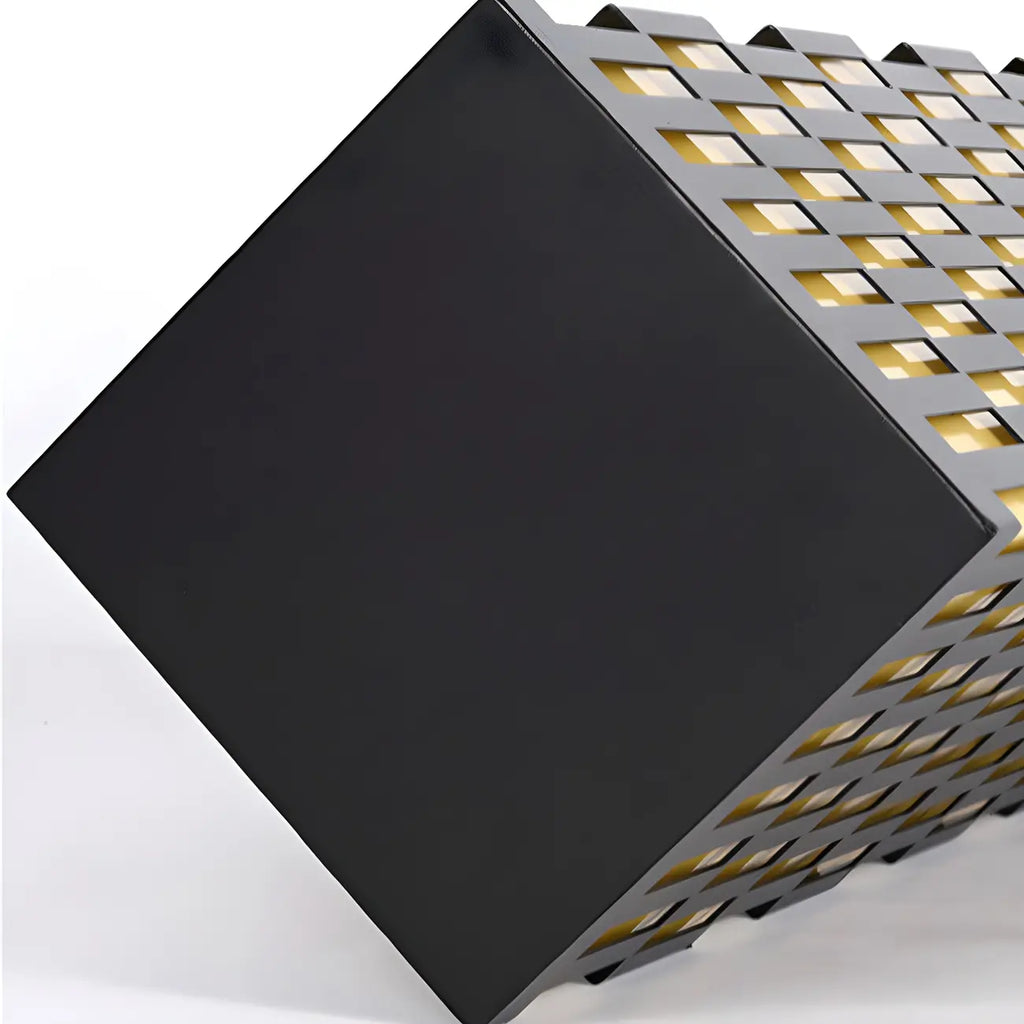 Culot de lampe rectangulaire à grille métallique noire et éclairage chaud