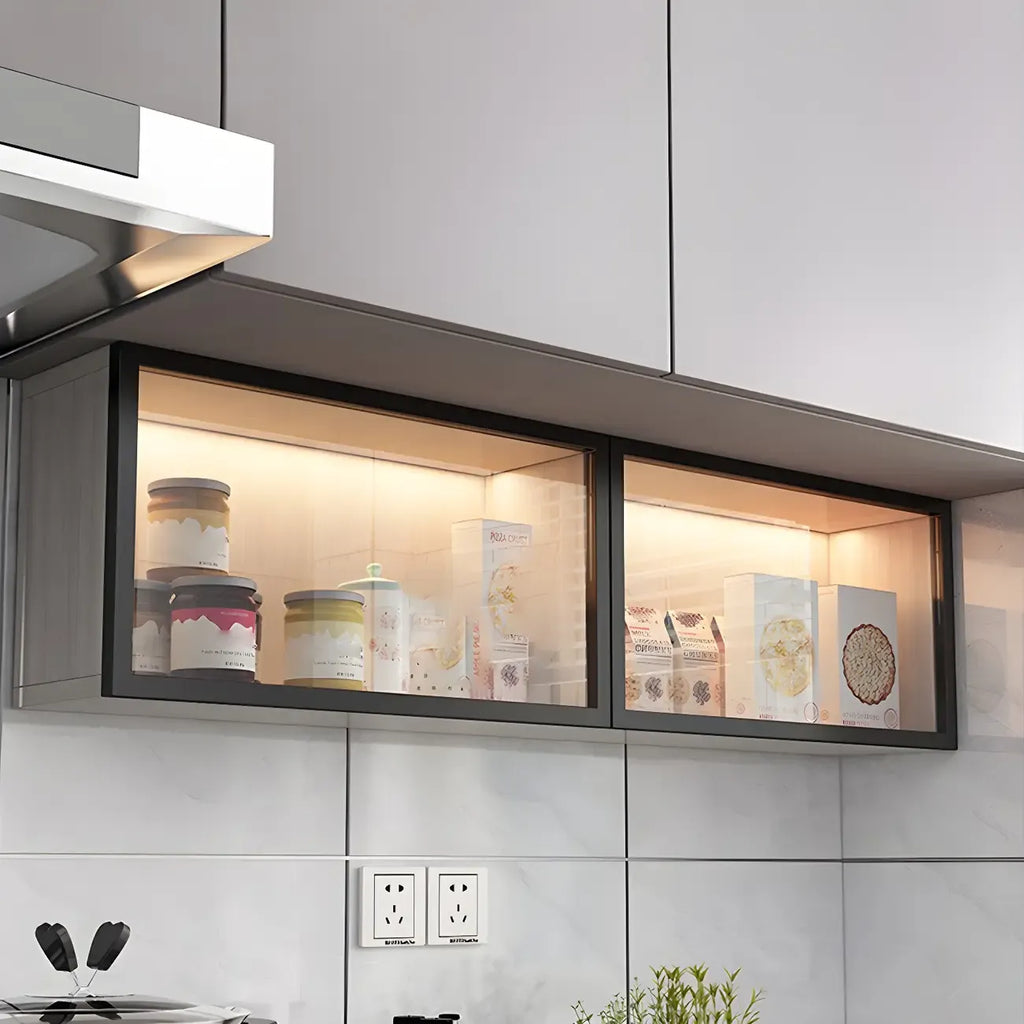 Cuisine avec applique murale en bois noir et éclairage LED court, vaisselier