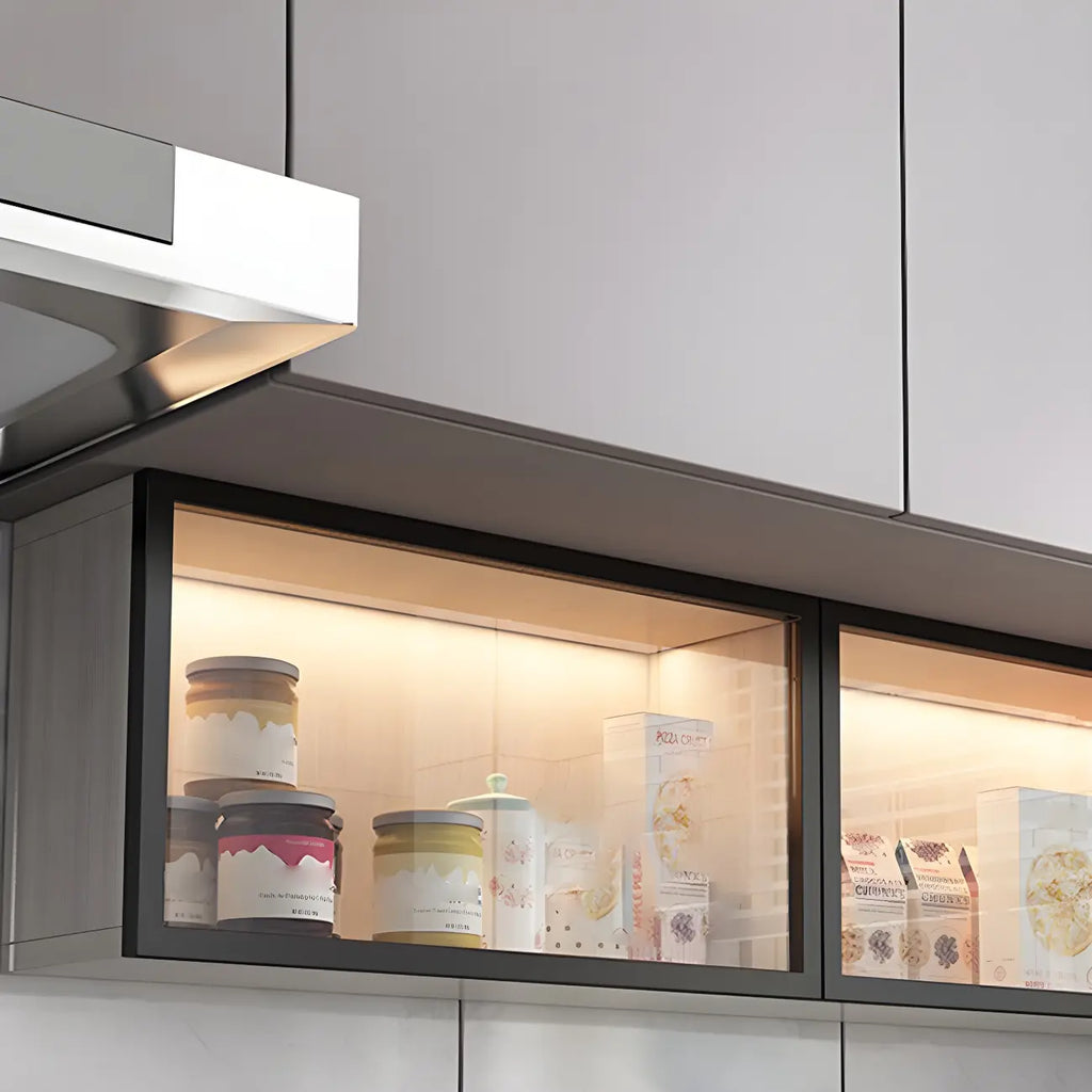 Cuisine avec applique murale en bois noir et éclairage LED court, vaisselier