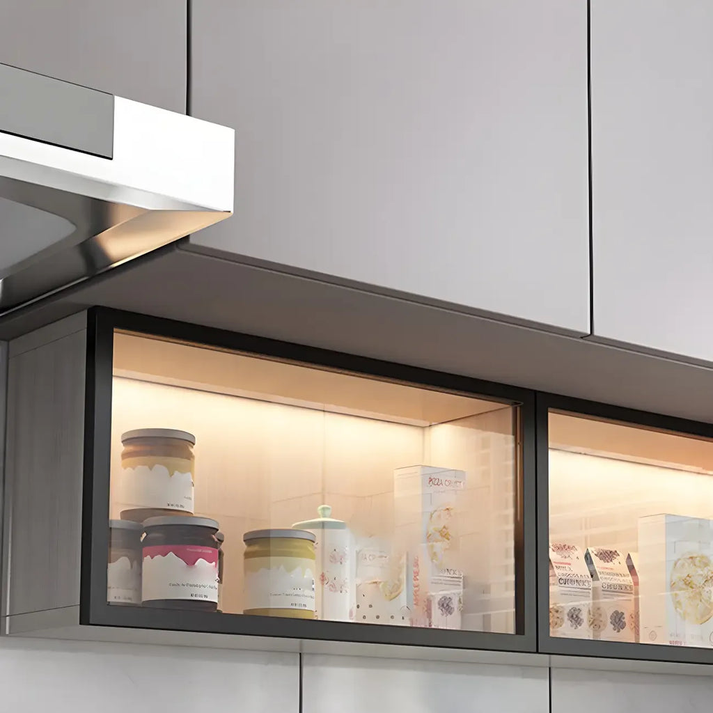 Cuisine avec applique murale en bois noir et éclairage LED court, vaisselier