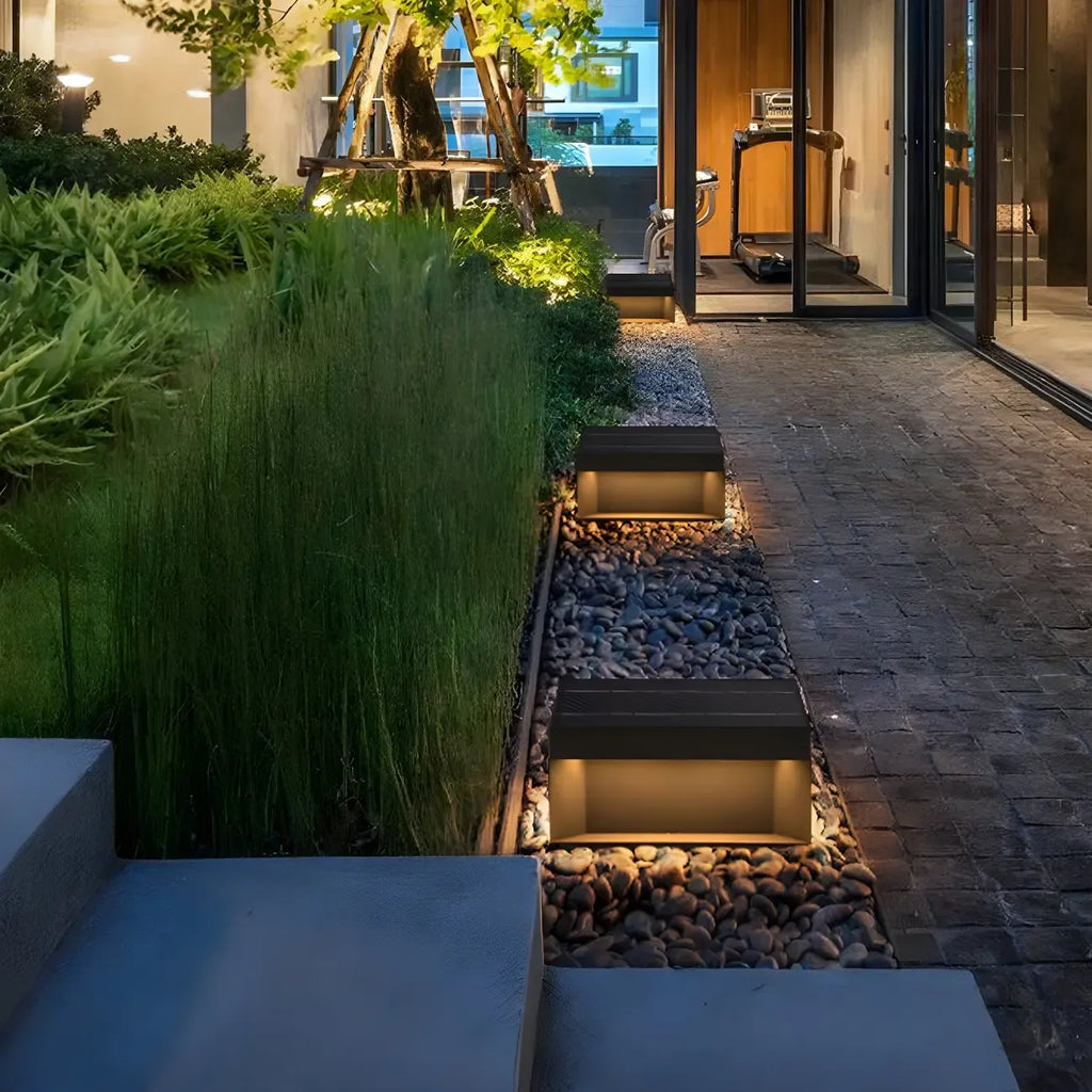 Lampes solaires carrées noires à lumière chaude pour poteaux extérieurs