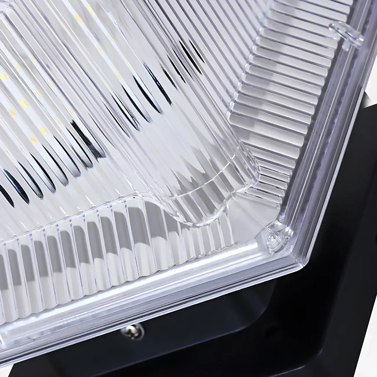 Lampadaires solaires d'extérieur modernes à abat-jour transparent géométrique.