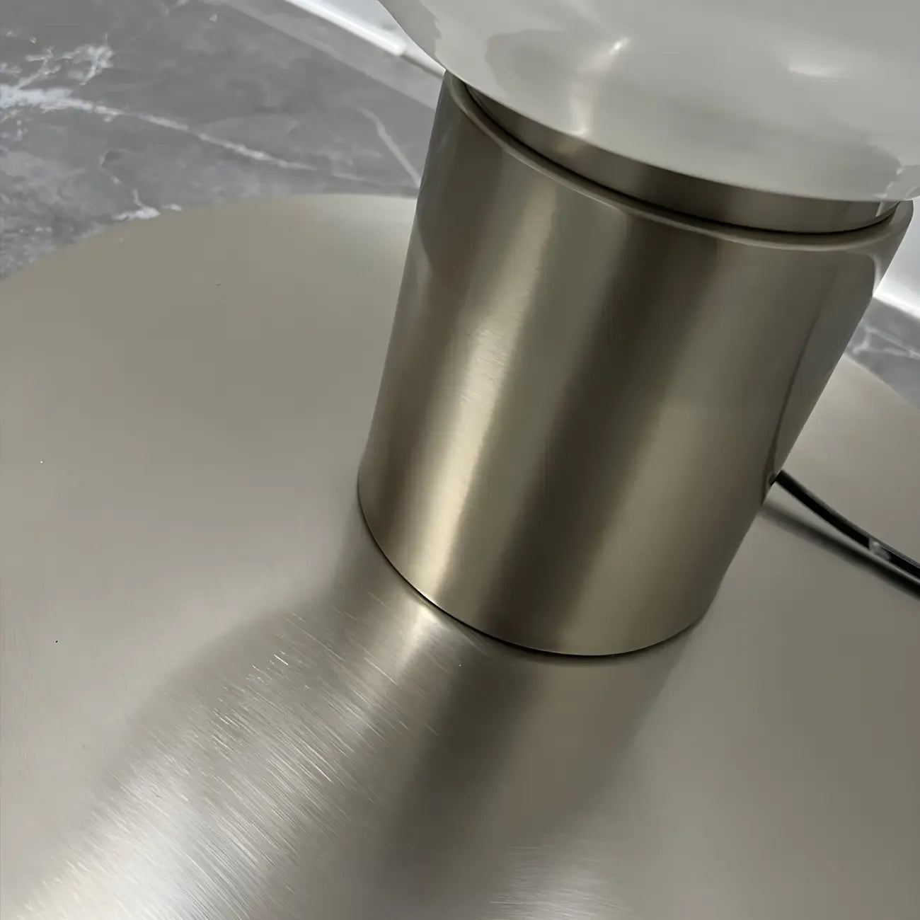 Lampadaire en verre et LED blanc sur pied pour la décoration du salon