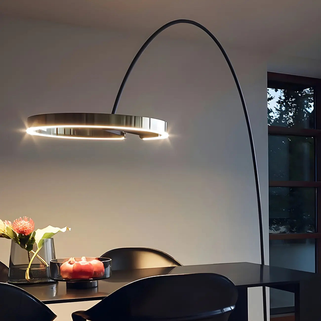 Lampadaire LED arqué doré avec anneau métallique et variateur,