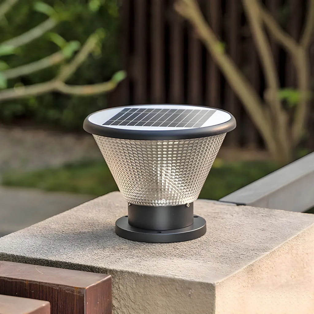 Lampadaires d'extérieur pyramidaux modernes à texture noire.